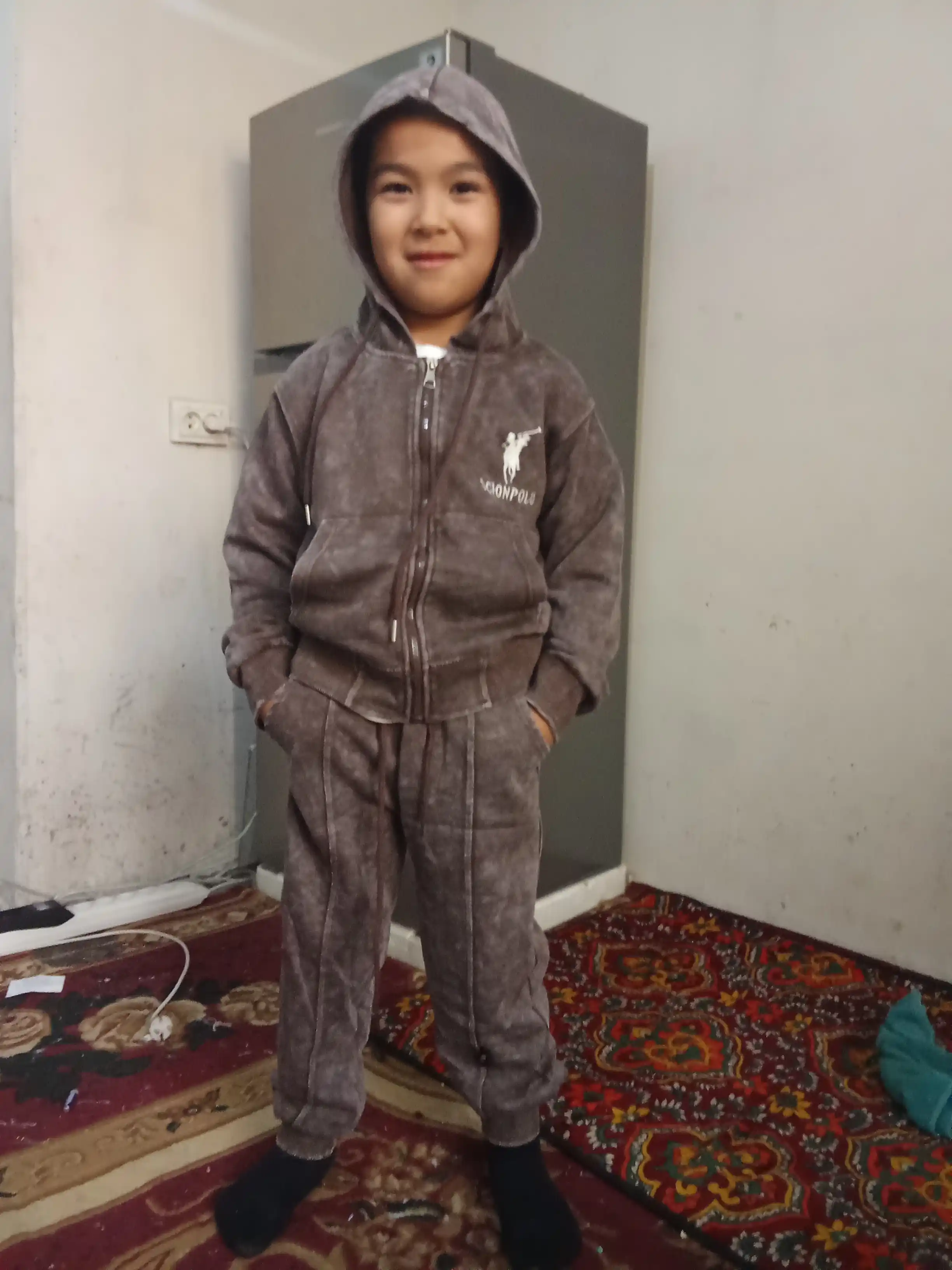 O‘g‘il bolalar uchun 3 qismli sport komplekti: kurtka, futbolka va shim, 7–11 yosh