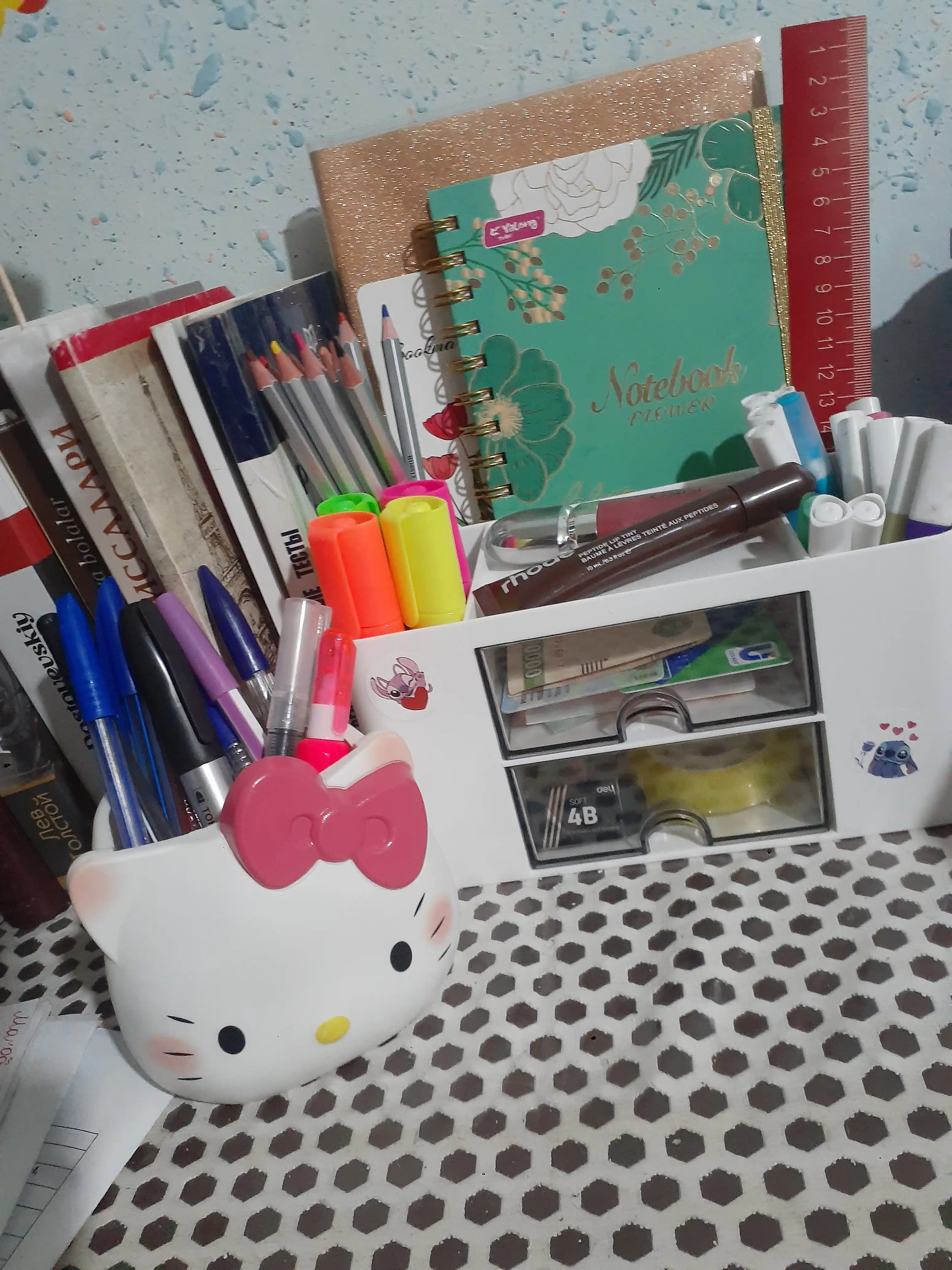 Hello Kitty stoli organayzeri universal: kantselyariya va makiyaj cho'tkalari uchun idish