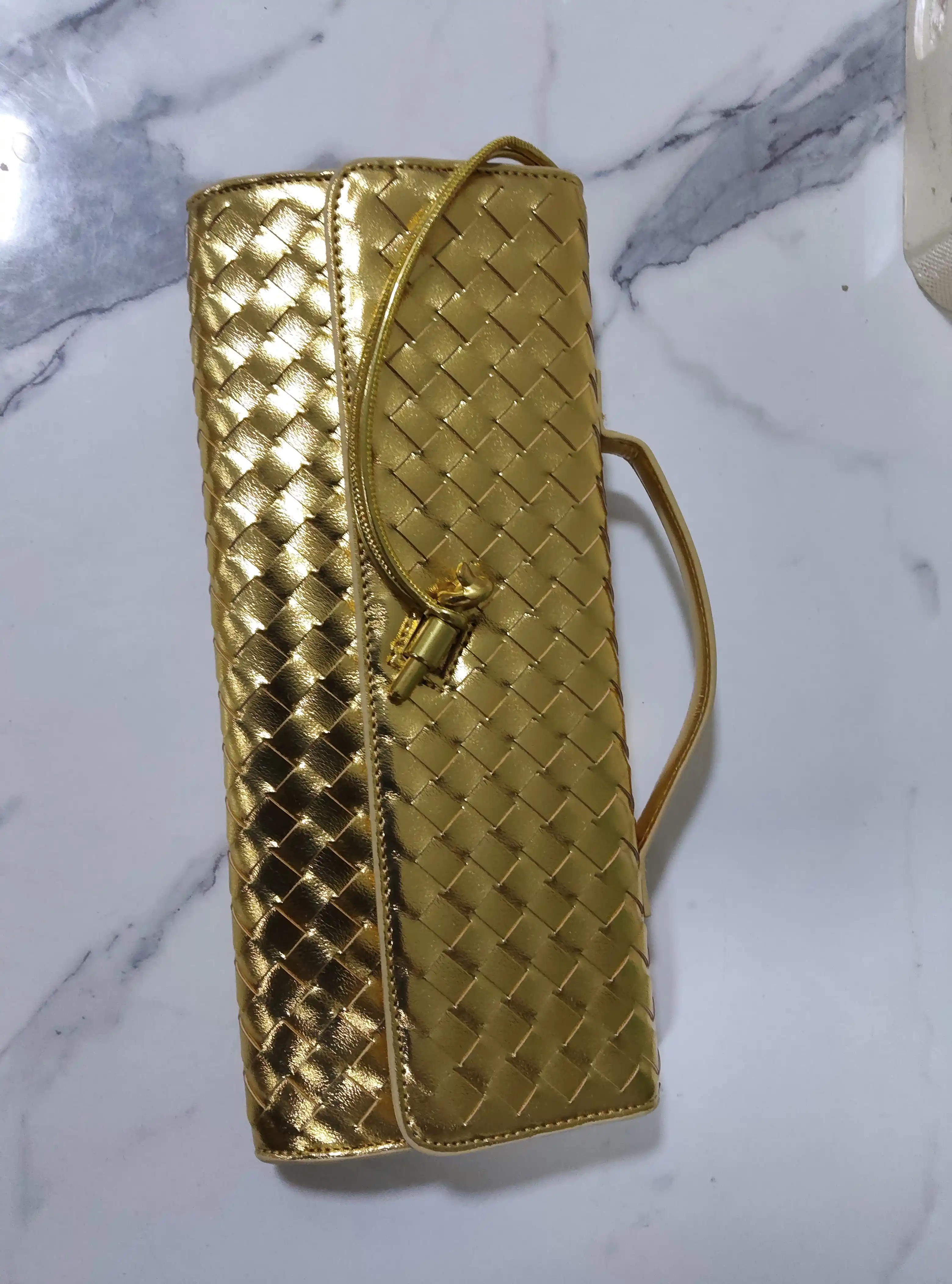 Ayollar uchun sumka, har kunlik va toy marosimlar uchun ham togri keladi
