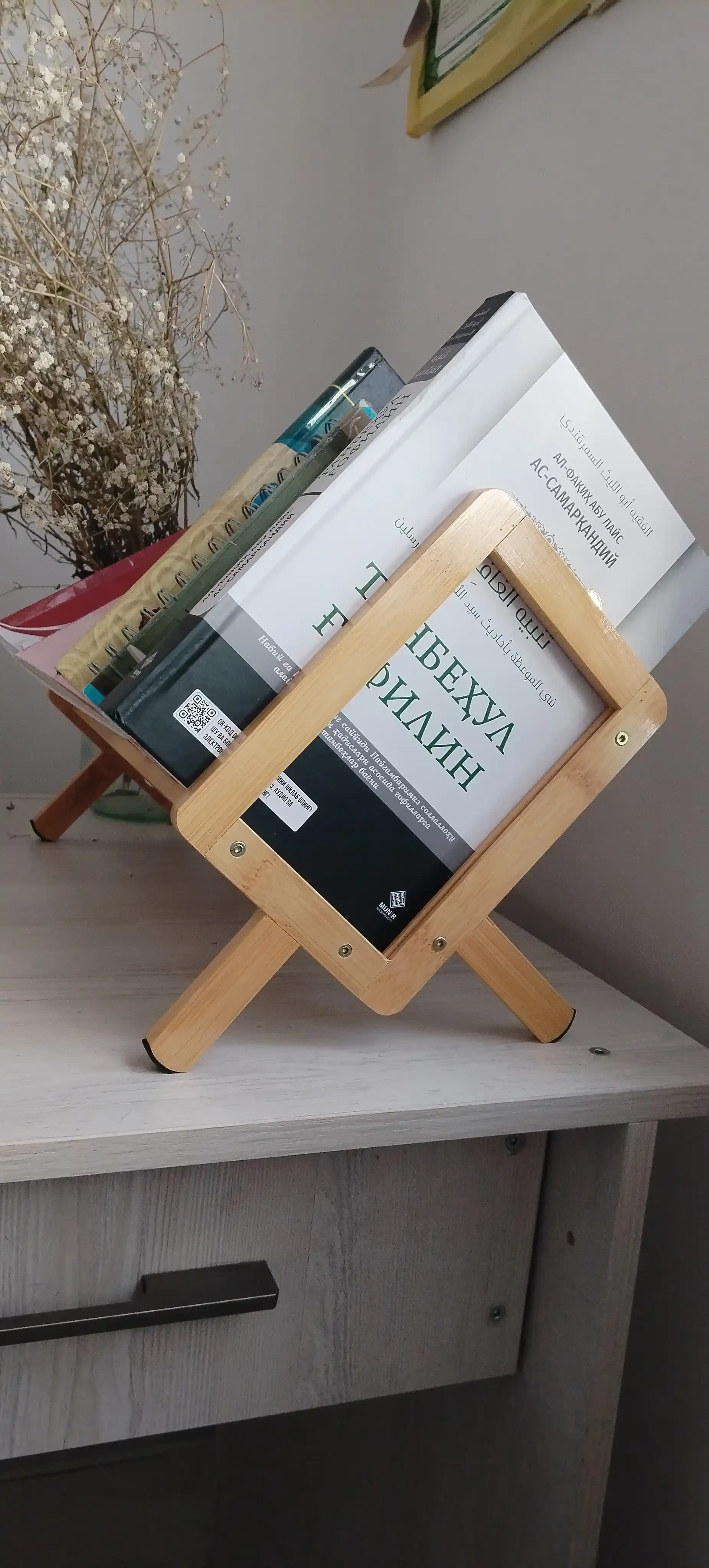 Kitob javoni, stol usti organayzeri, yog‘ochdan yasalgan kitoblar uchun taglik