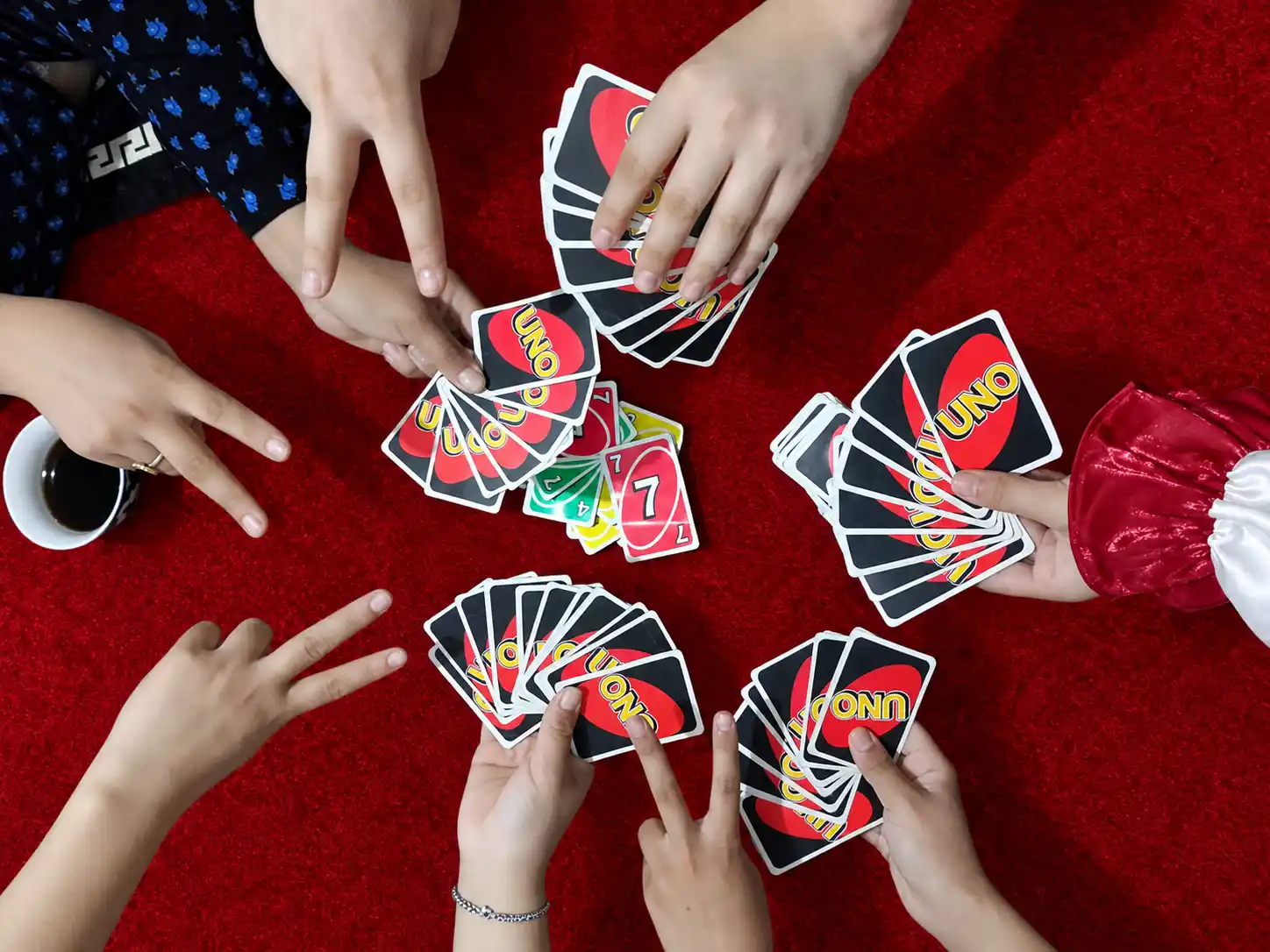 UNO karta o‘yini — oila uchun, 2–10 o‘yinchi, 7 yoshdan