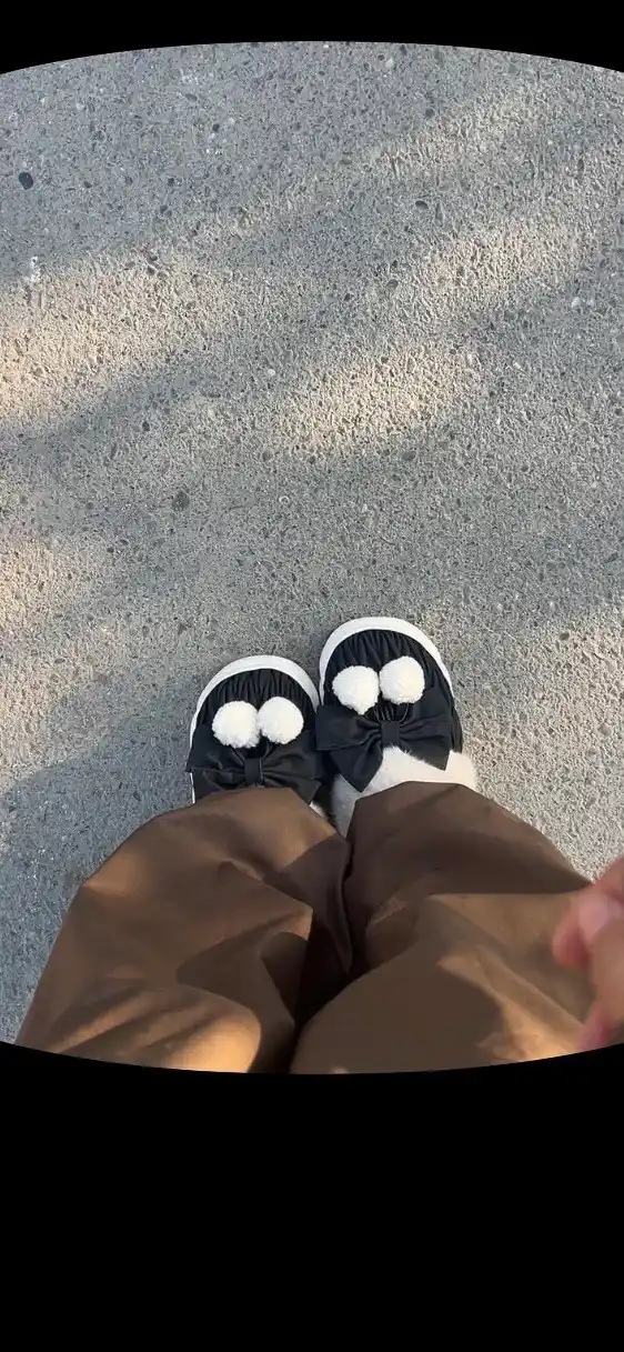 Ayollar uchun kamon va pomponli issiq uy terliklari