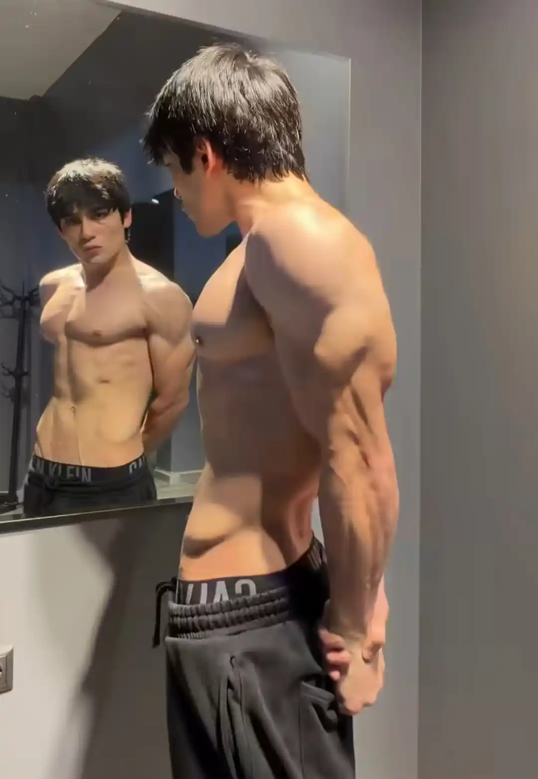 Erkaklar uchun sport shimlar — joggerlar YOUNGLA va GYMSHARK