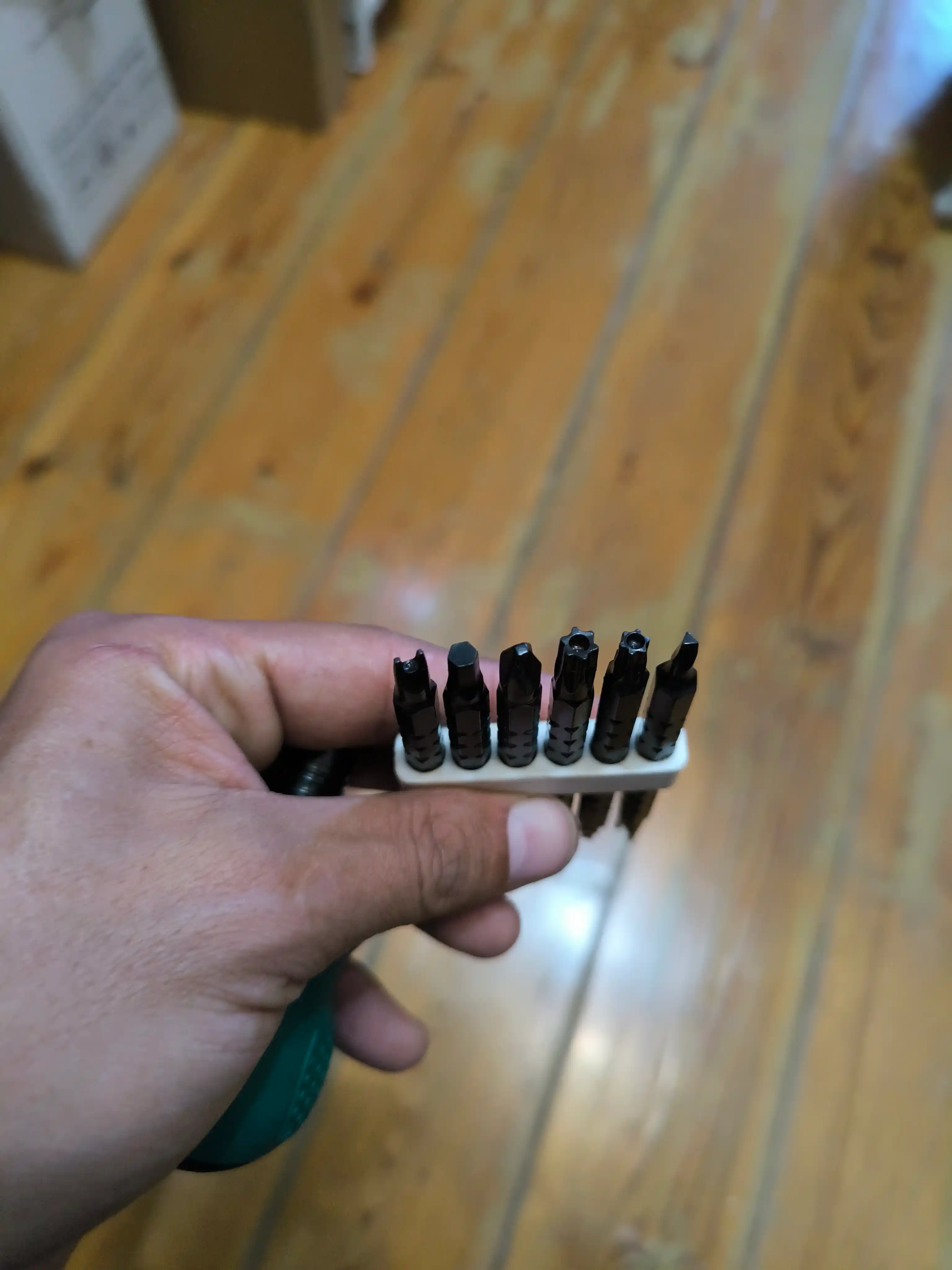 Otvertka universal Xtuosen 18702, 3 rejimli mexanizm, 12 magnit bit
