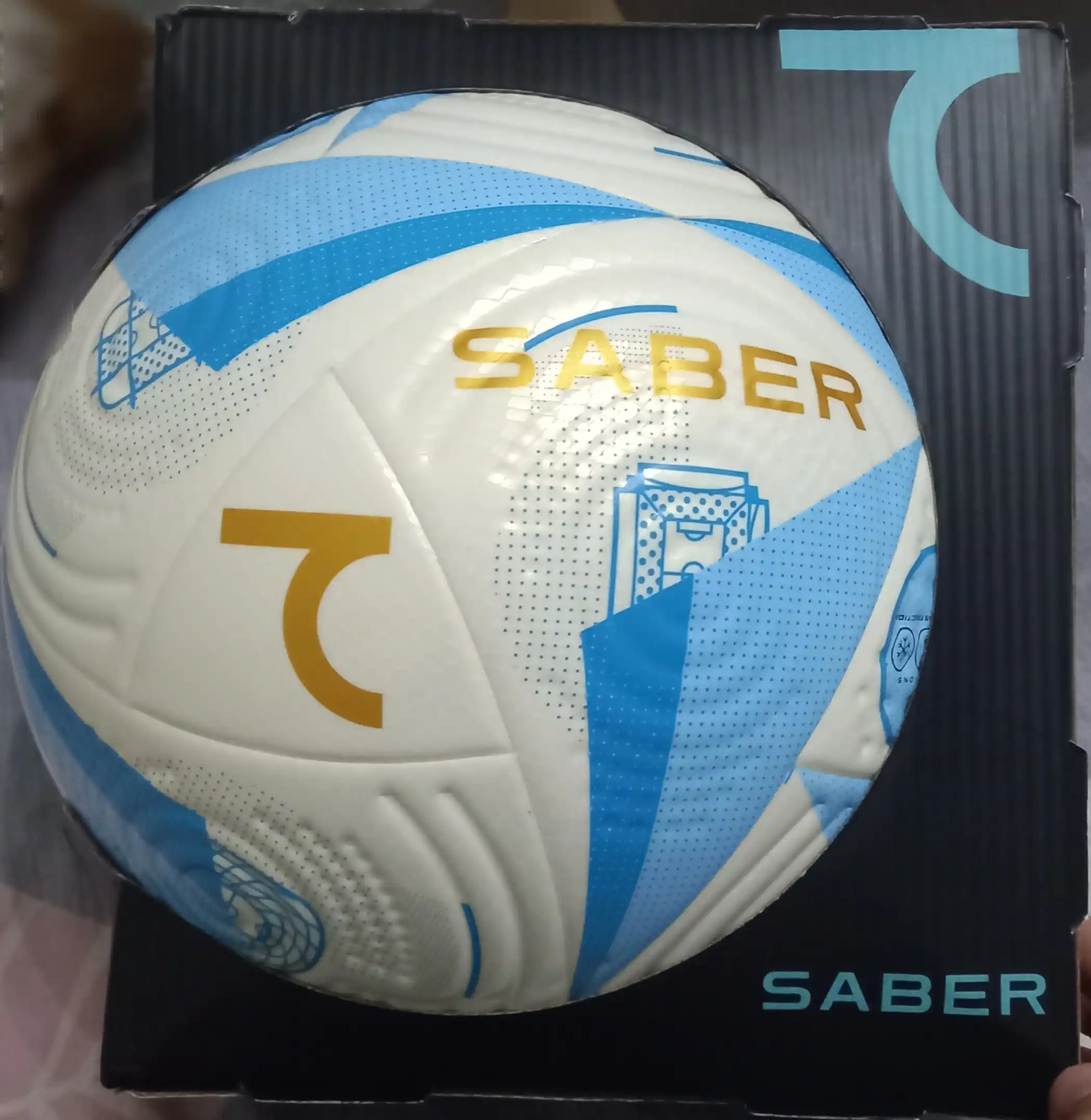 7SABER futbol va futzal to‘pi, 4 va 5-o‘lcham, sovg‘a qutisidagi sport to‘pi