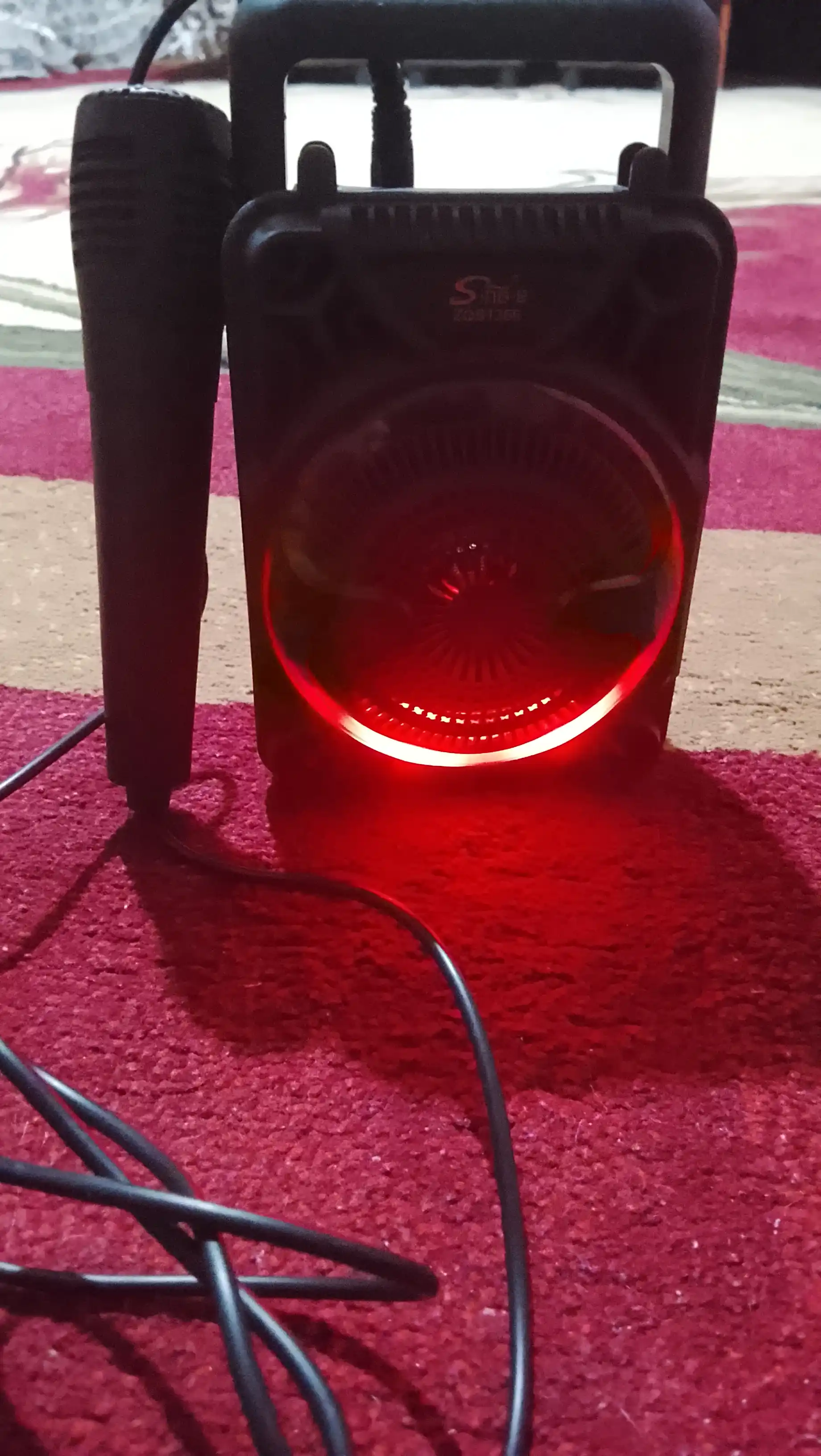 Simsiz katta karnay, karaoke musiqasi, mikrofon, pult va RGB yoritgich