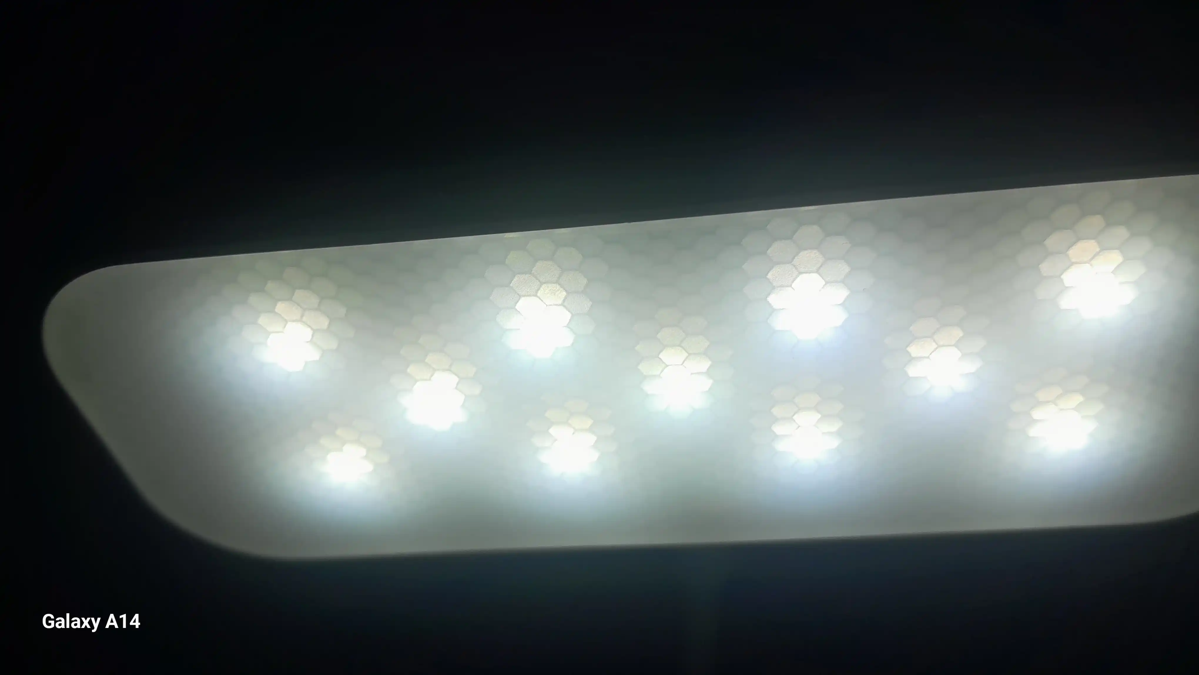 LED svetilnik qo‘shimcha penali bilan – energiya tejamkor, yorqin yoritish funksiyasi
