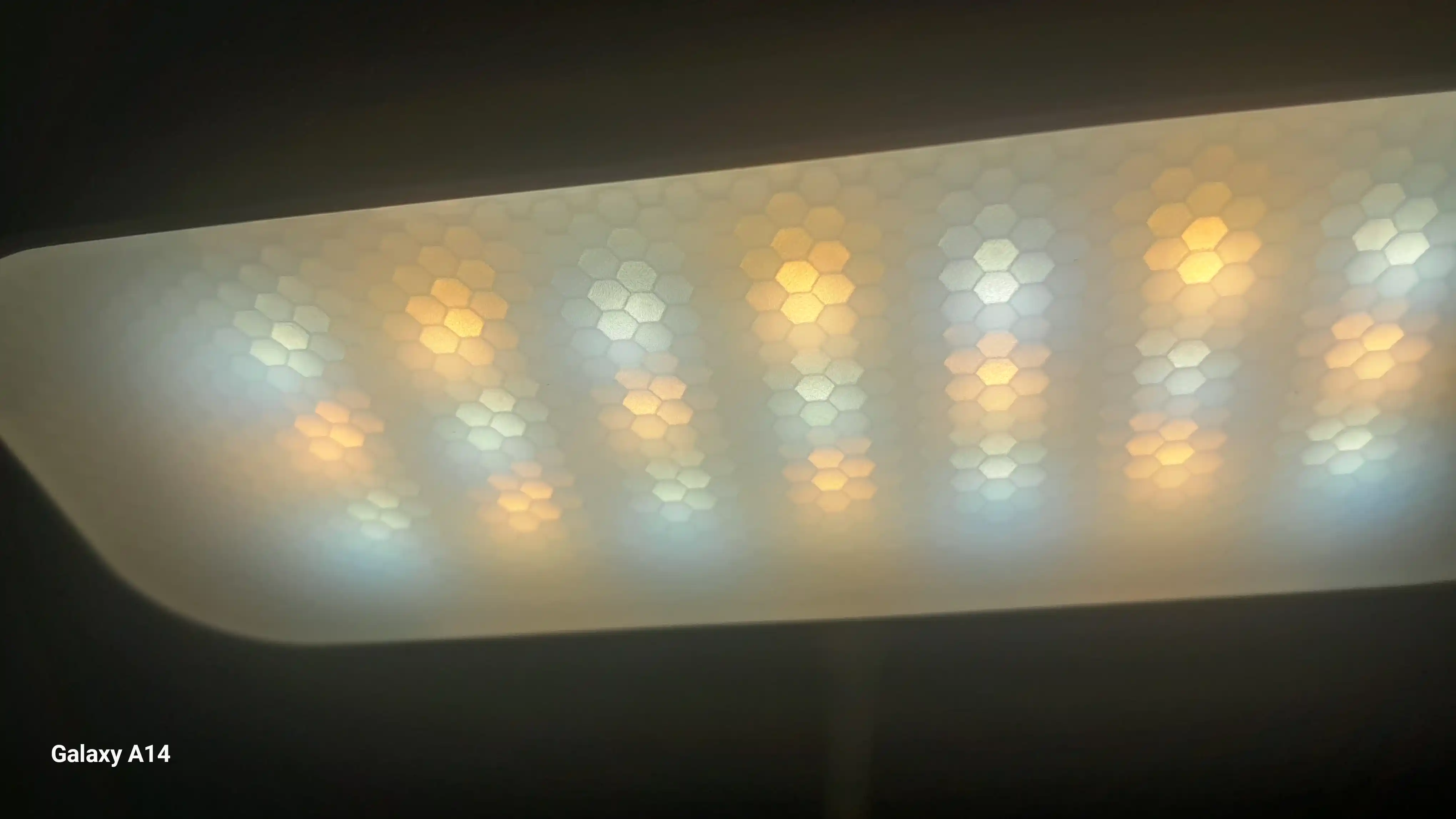 LED svetilnik qo‘shimcha penali bilan – energiya tejamkor, yorqin yoritish funksiyasi