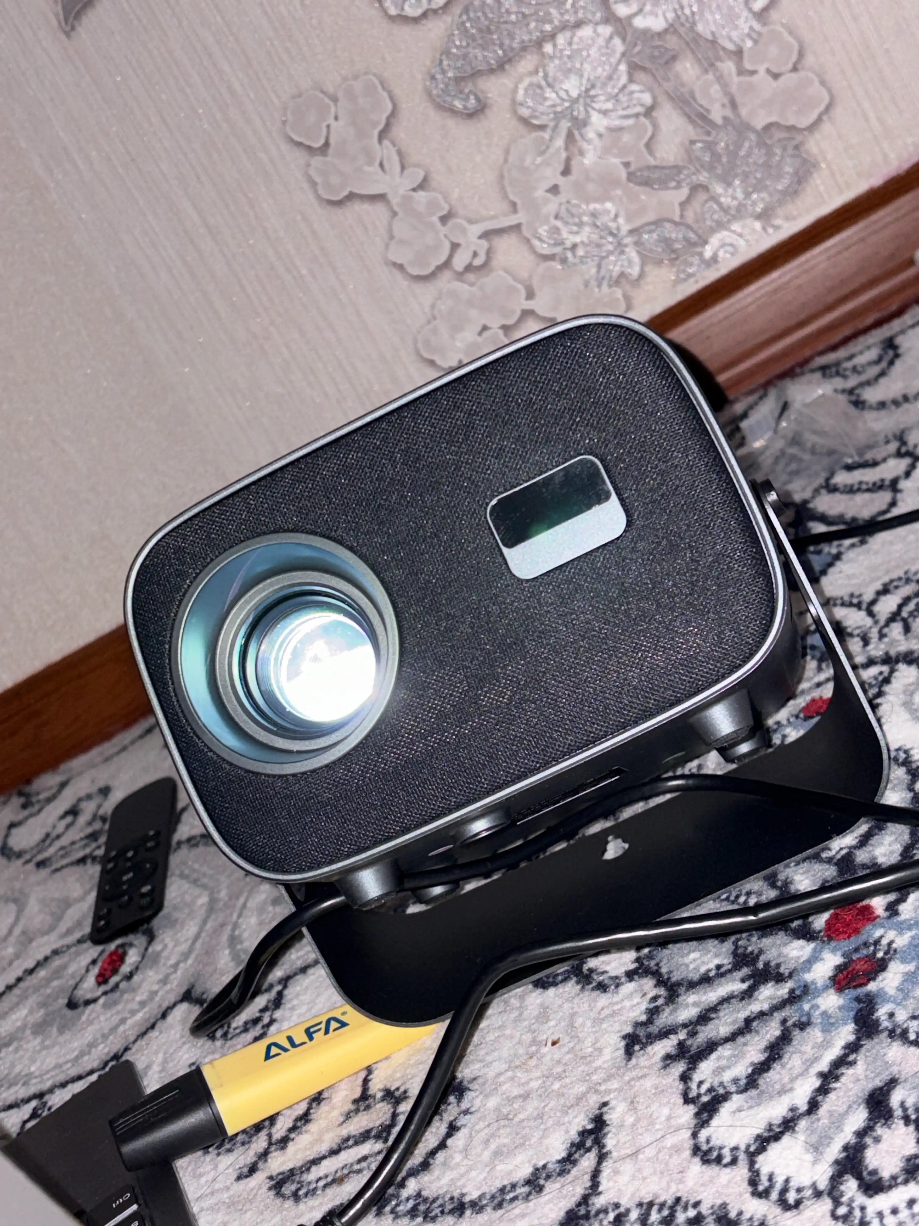 Telefon bilan ishlaydigan portativ proyektor, film tomosha qilish uchun, yorqin tasvir