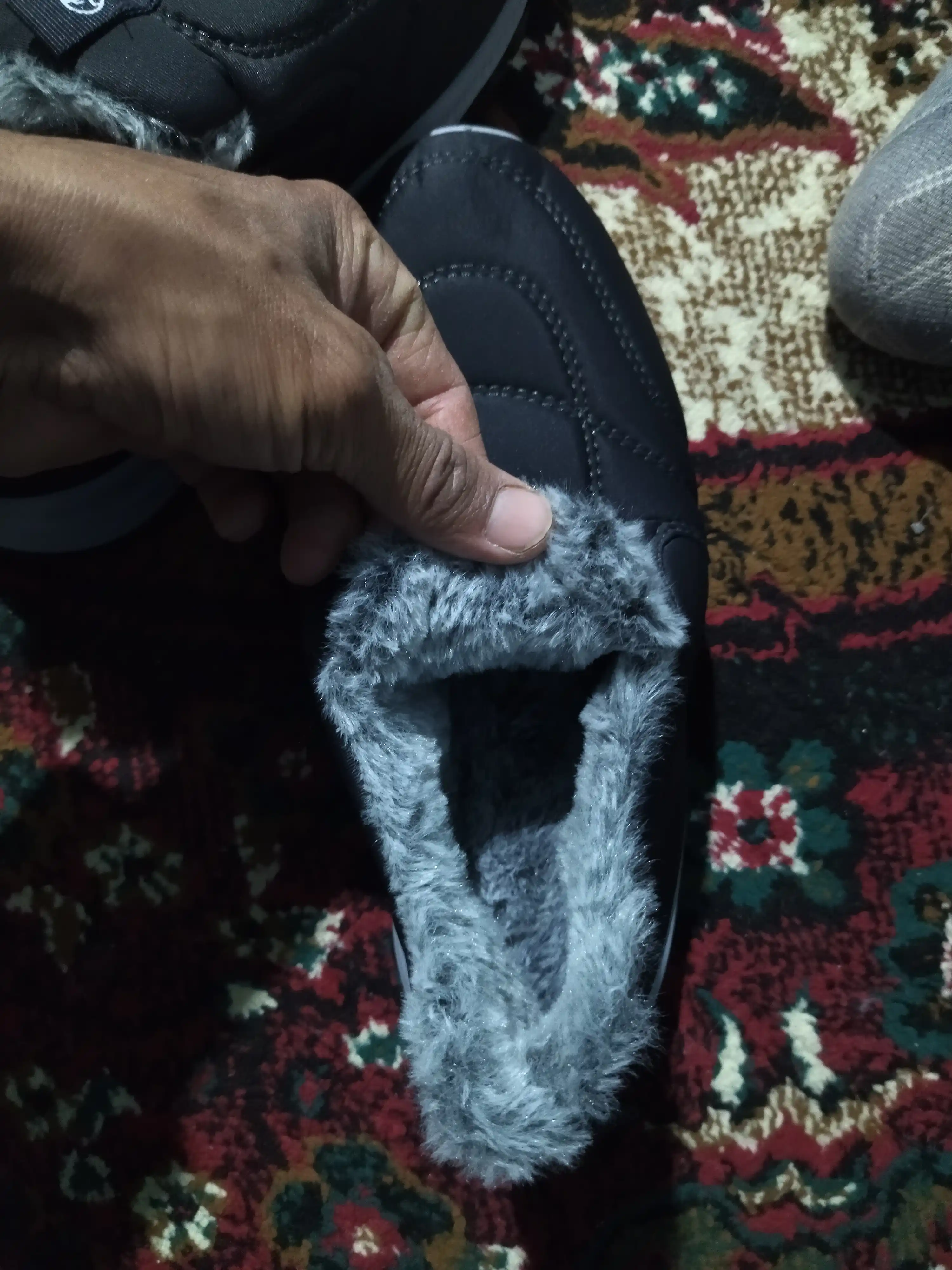 Erkaklar uchun qishki sliponlar, issiq mo‘ynali, 1 o‘lcham katta oling