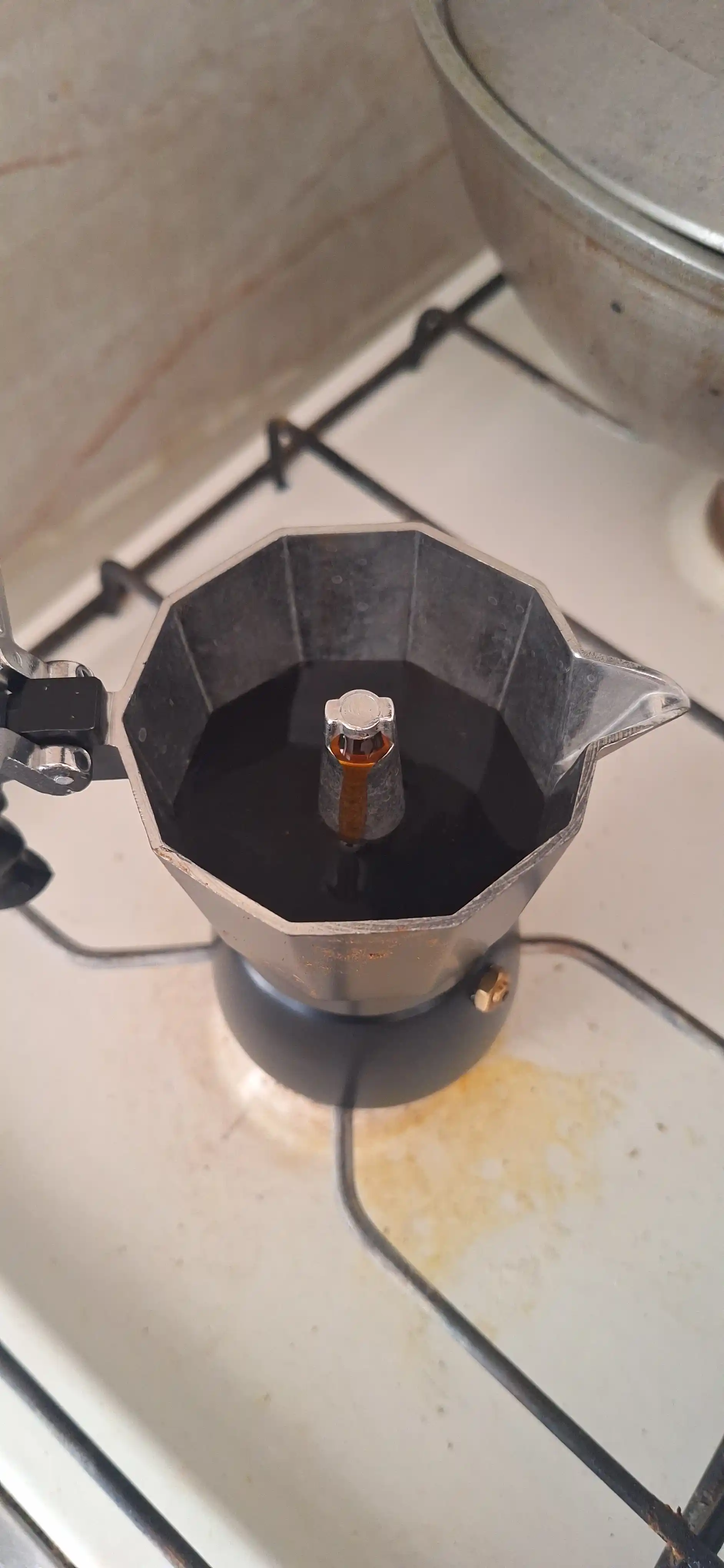 Geyser qahva qaynatgich, quyma alyuminiydan tayyorlangan