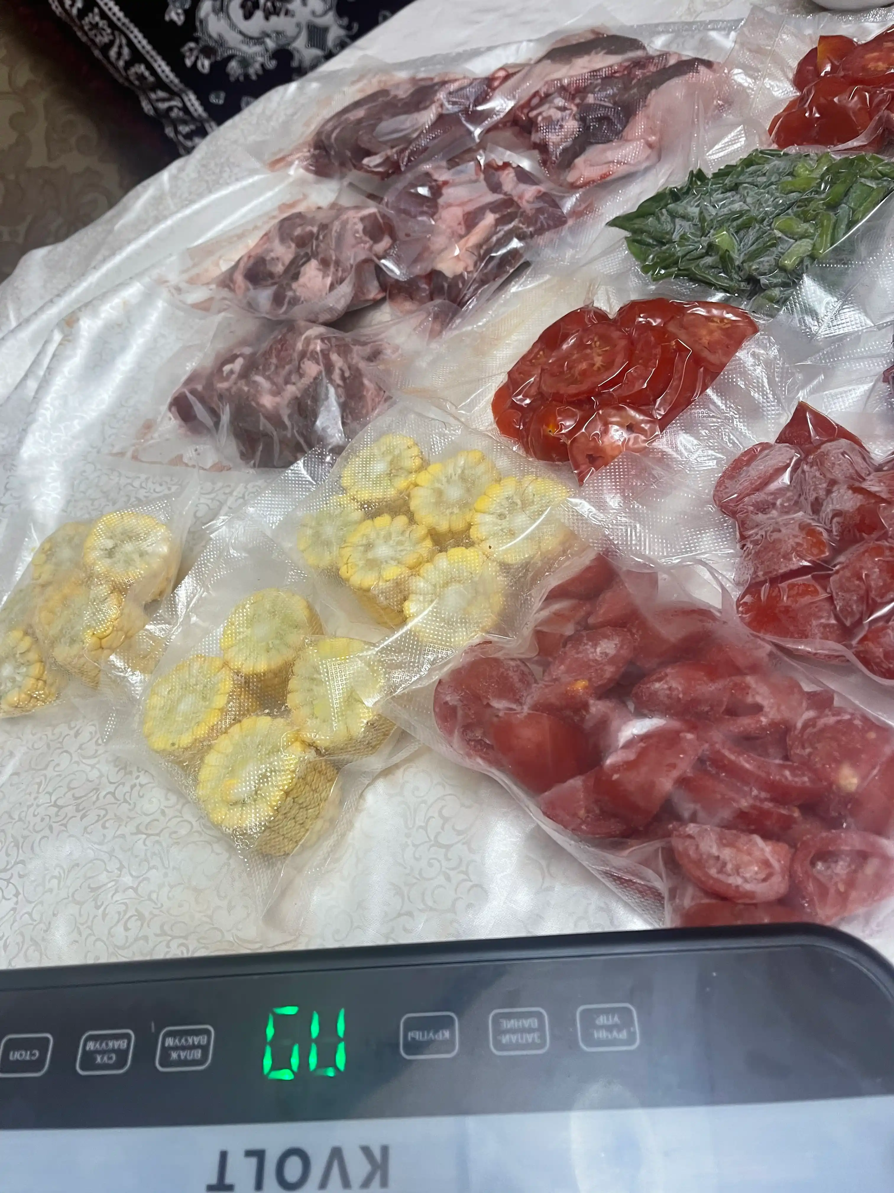 Mahsulotlarni paketlar bilan kesish va kavsharlash uchun vakuumator