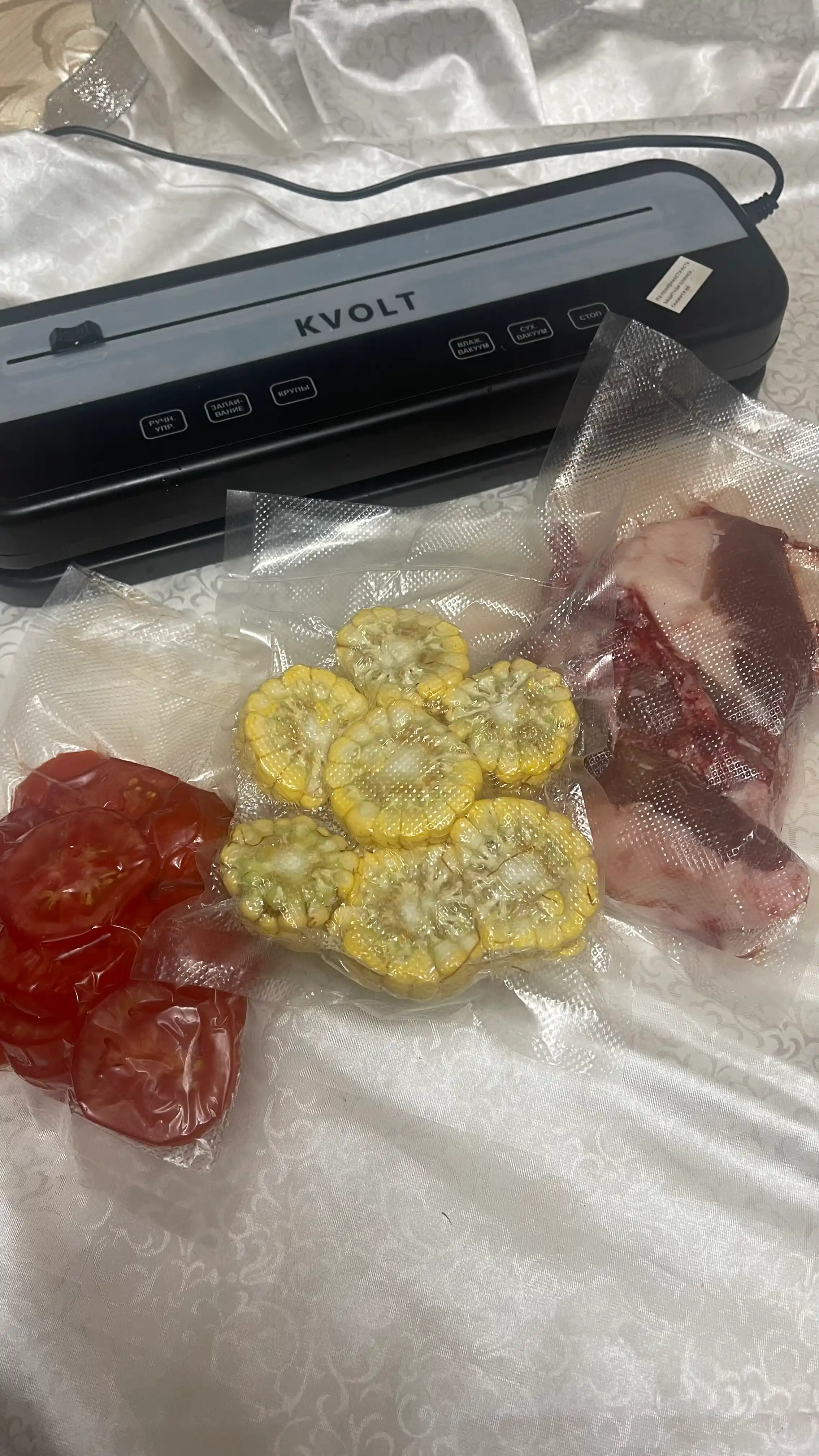 Mahsulotlarni paketlar bilan kesish va kavsharlash uchun vakuumator