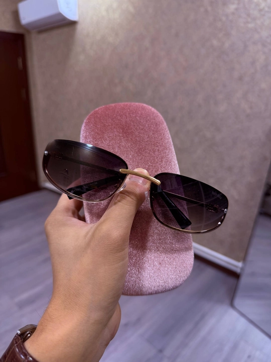 Ayollar uchun quyoshdan himoyalovchi ko‘zoynak, asossiz, to‘rtburchak shaklida, oltin ko‘prikli vintage - 
