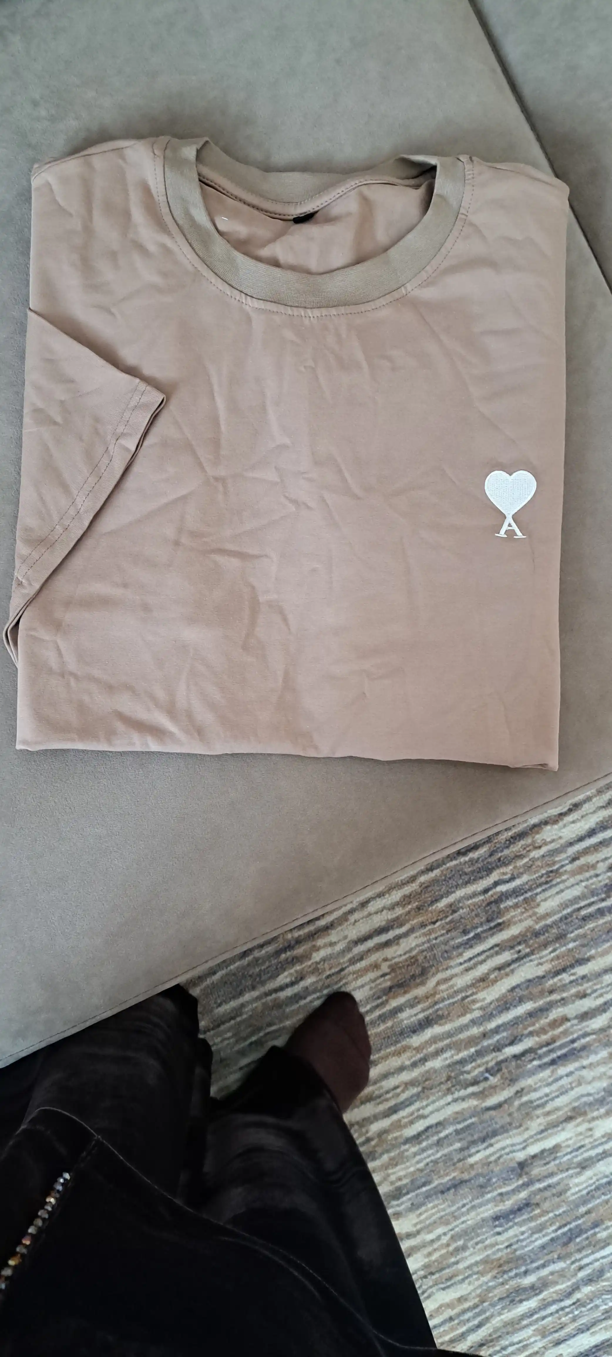 Yurakcha kashta tikilgan kundalik ayollar futbolkasi