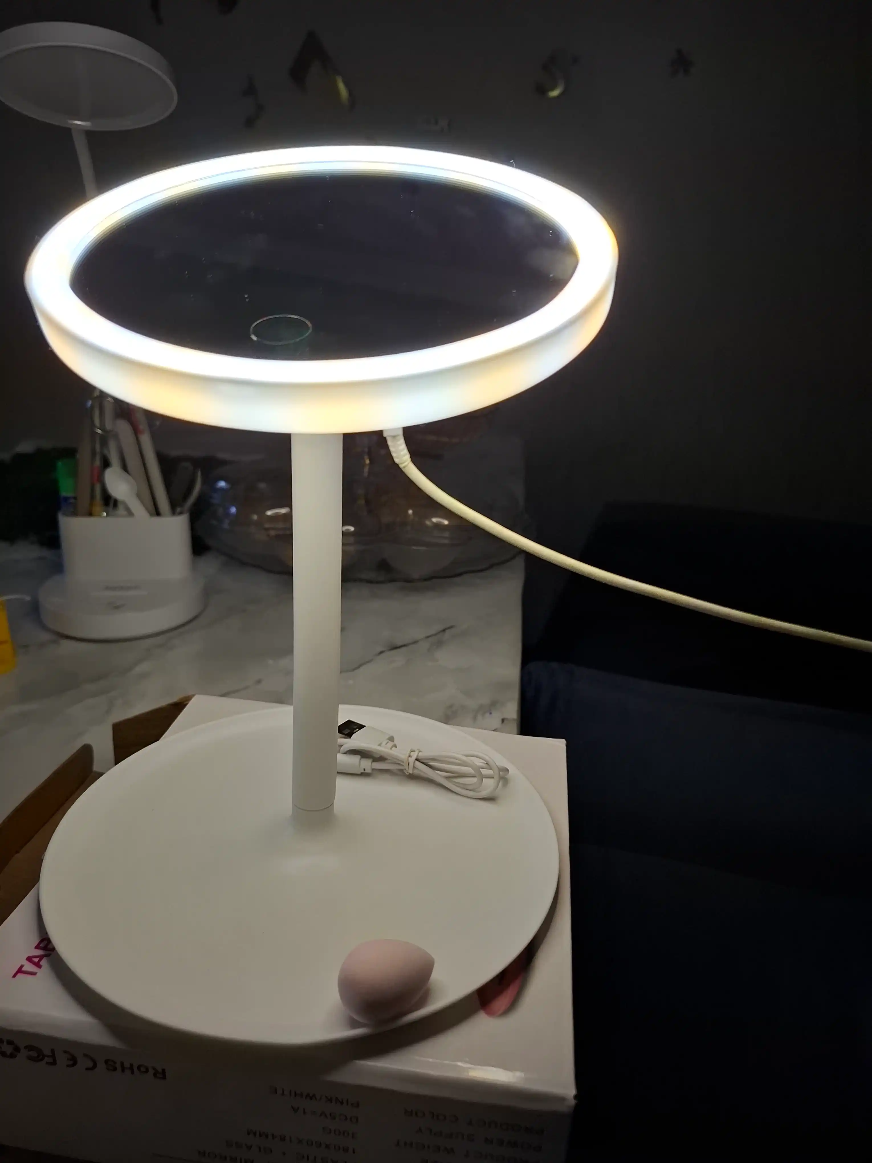 LED yoritgichli kosmetik stol oynasi - bo'yanish uchun yoritish