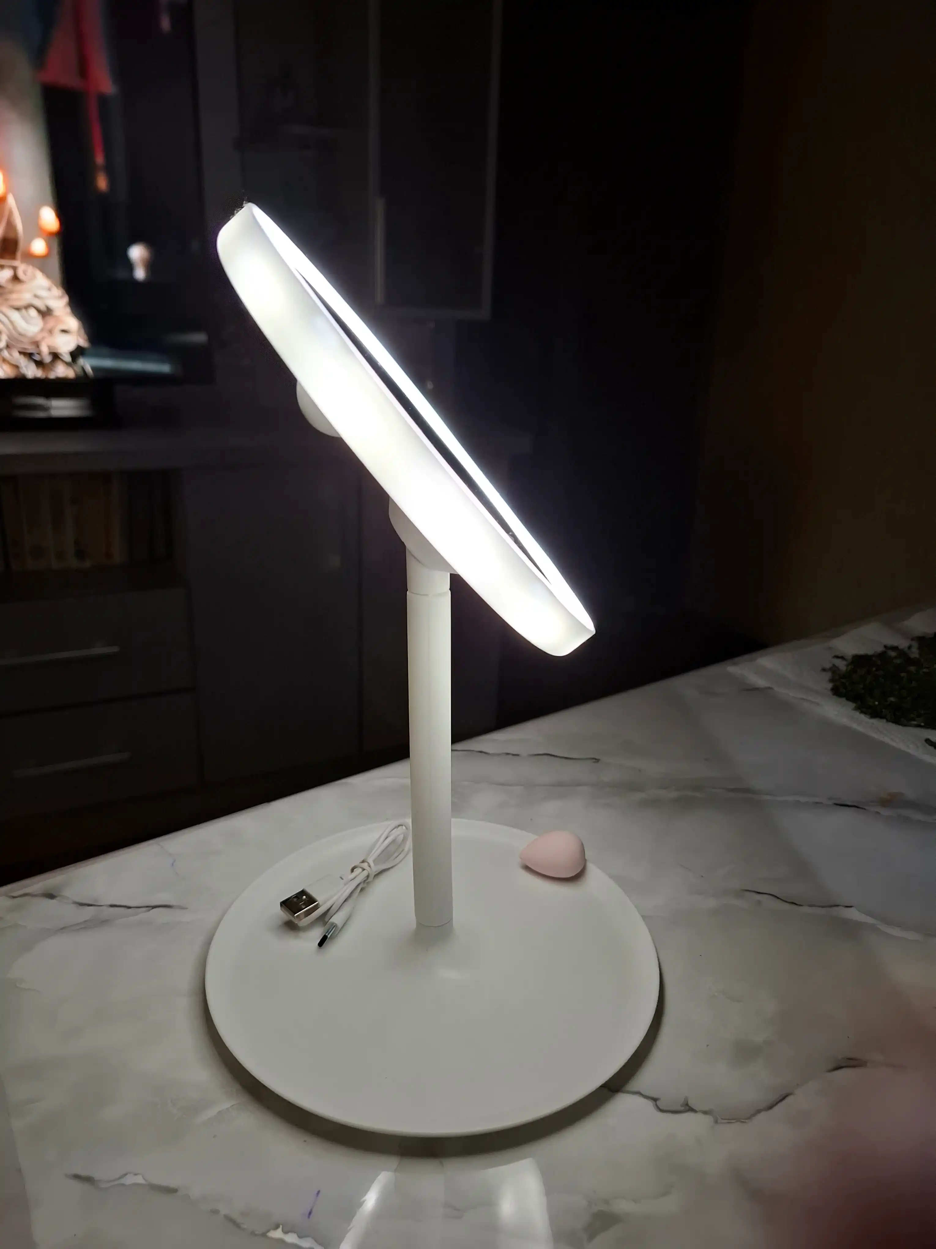 LED yoritgichli kosmetik stol oynasi - bo'yanish uchun yoritish