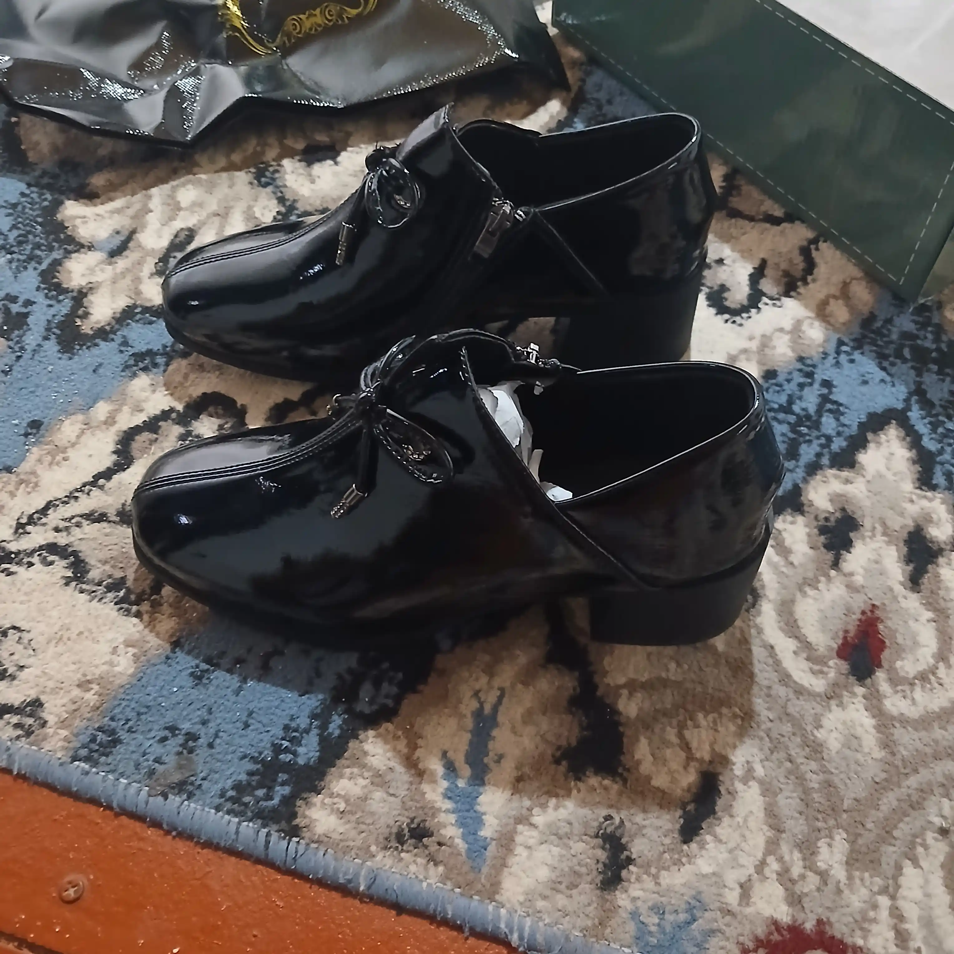 Ayollar uchun tufli, poshnali, har kunlik, klassik, qora lakli tuflilar