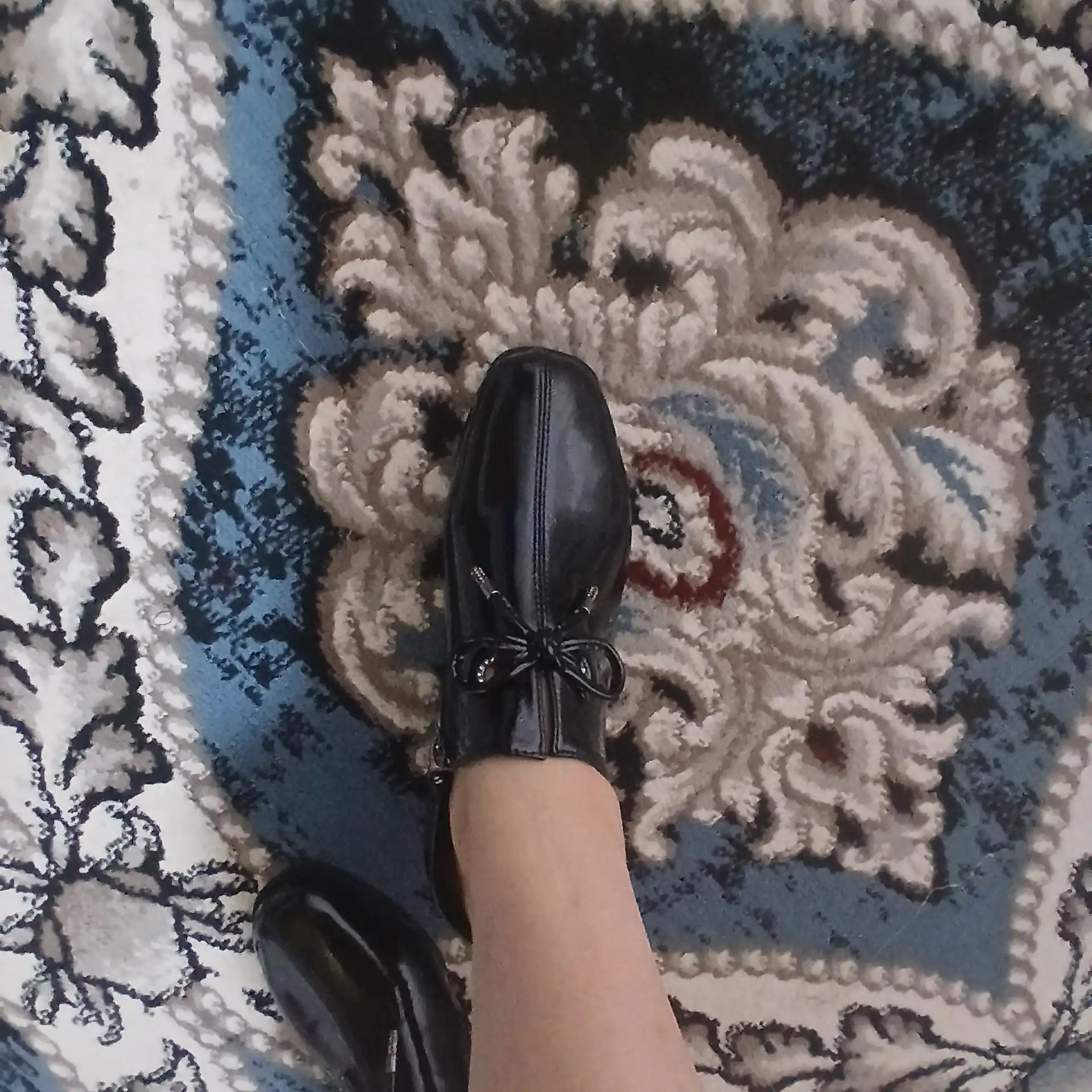 Ayollar uchun tufli, poshnali, har kunlik, klassik, qora lakli tuflilar