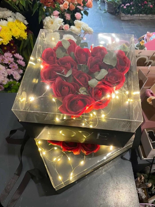 Batareykali LED girlyanda Rosa, 3 metr, 4 xil rang, yangi yil va uy uchun bezak