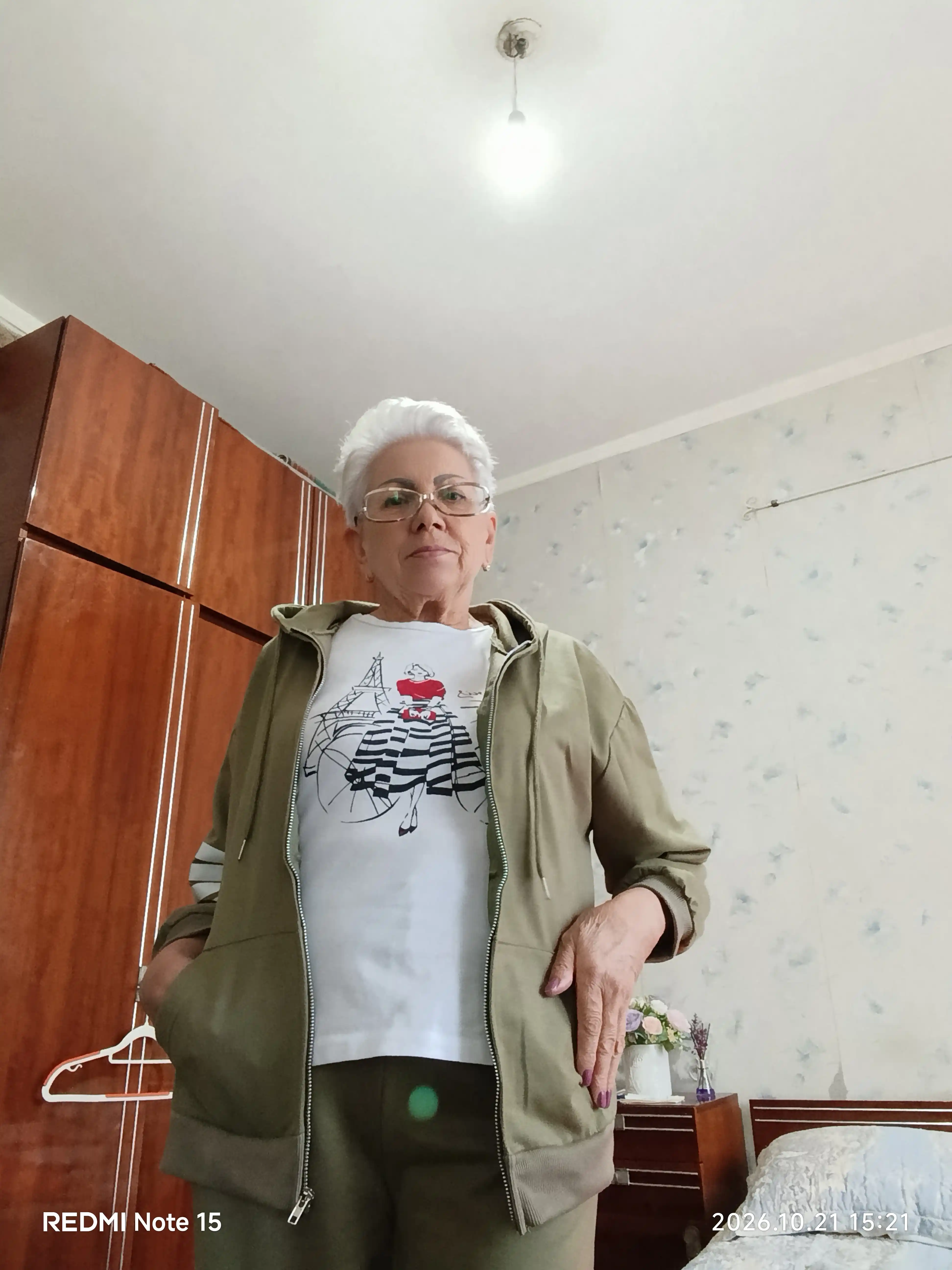 Ayollar uchun sport kostyumi, kapyushonli fermuarli kofta va keng shim, ikki qismli