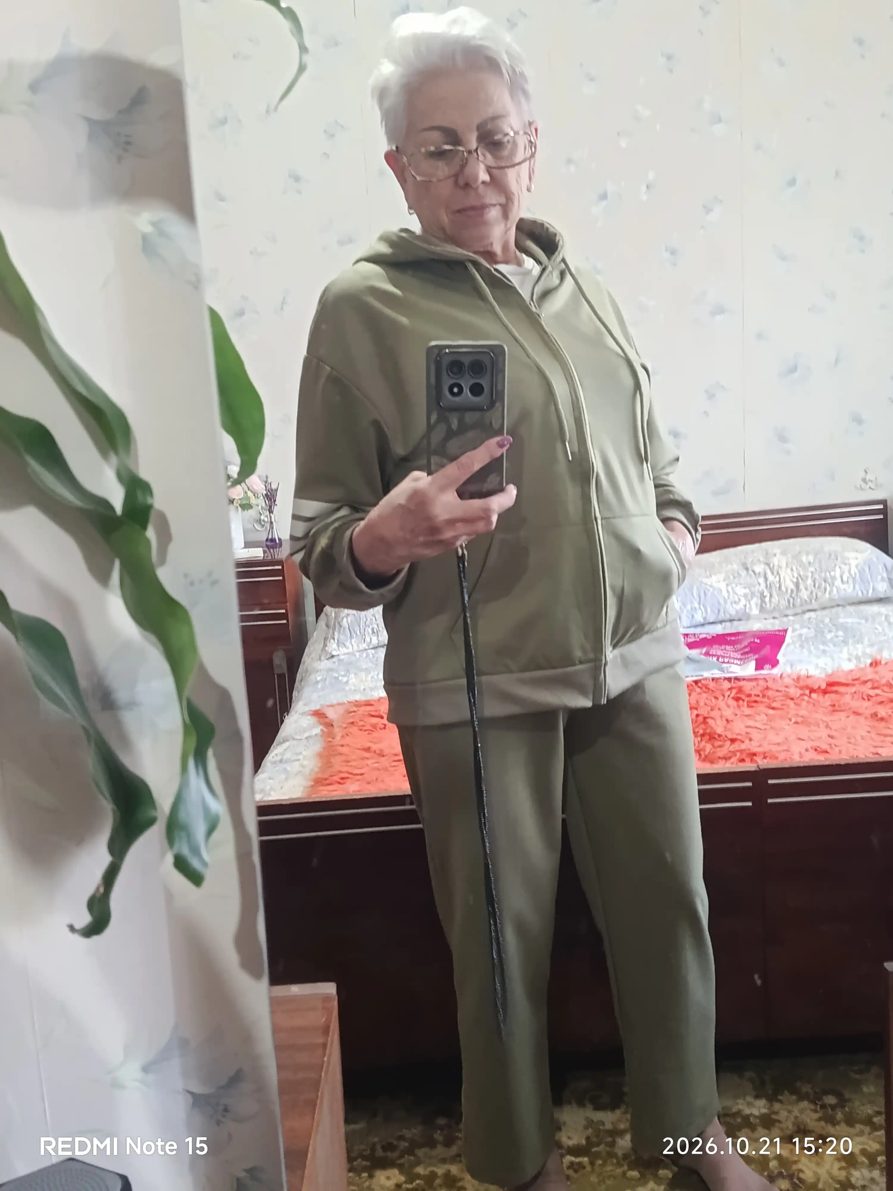 Ayollar uchun sport kostyumi, kapyushonli fermuarli kofta va keng shim, ikki qismli