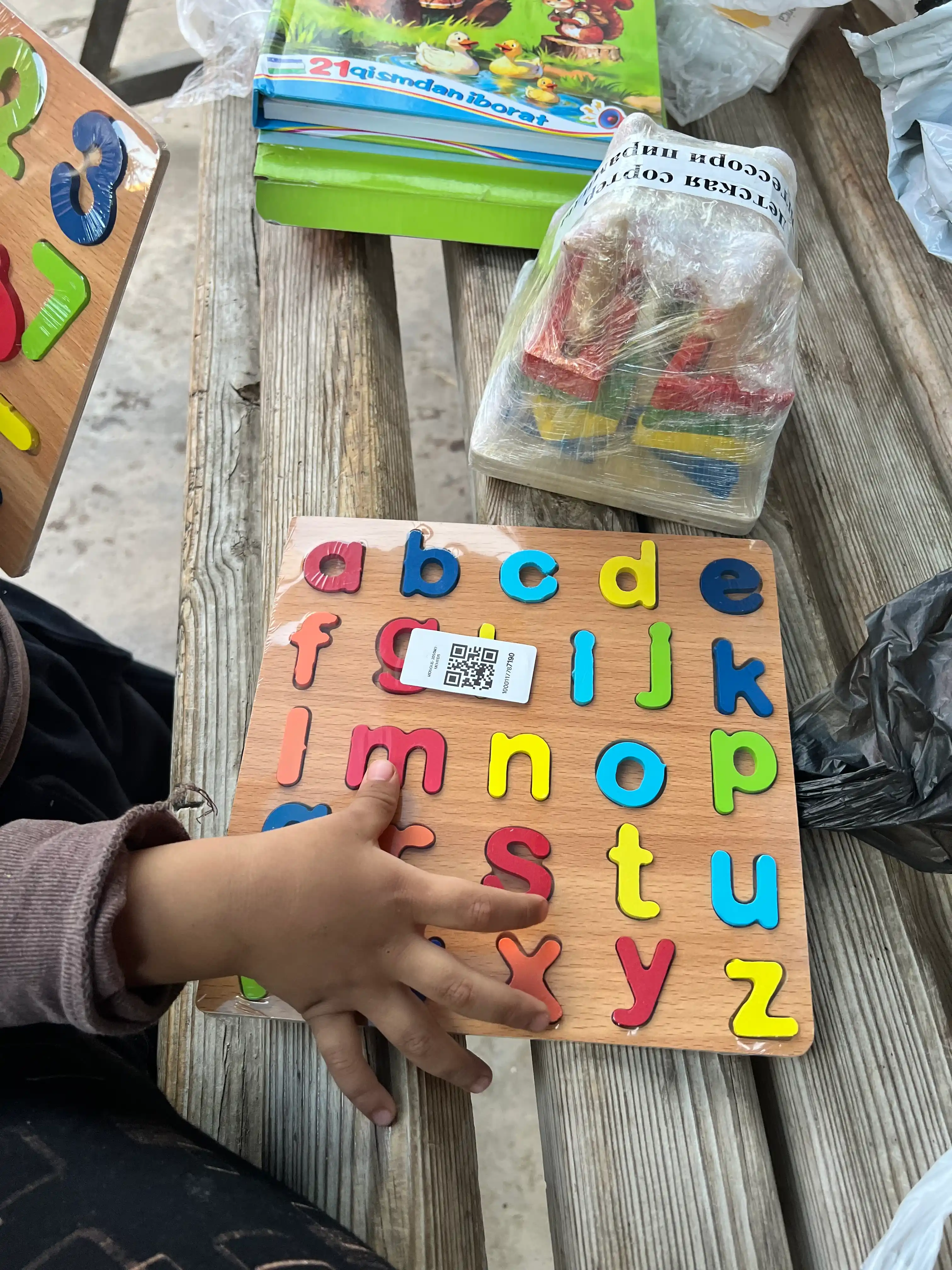 Kichkintoylar uchun harflar, raqamlar va shakllar o‘quv yog‘och boshqotirma doskasi