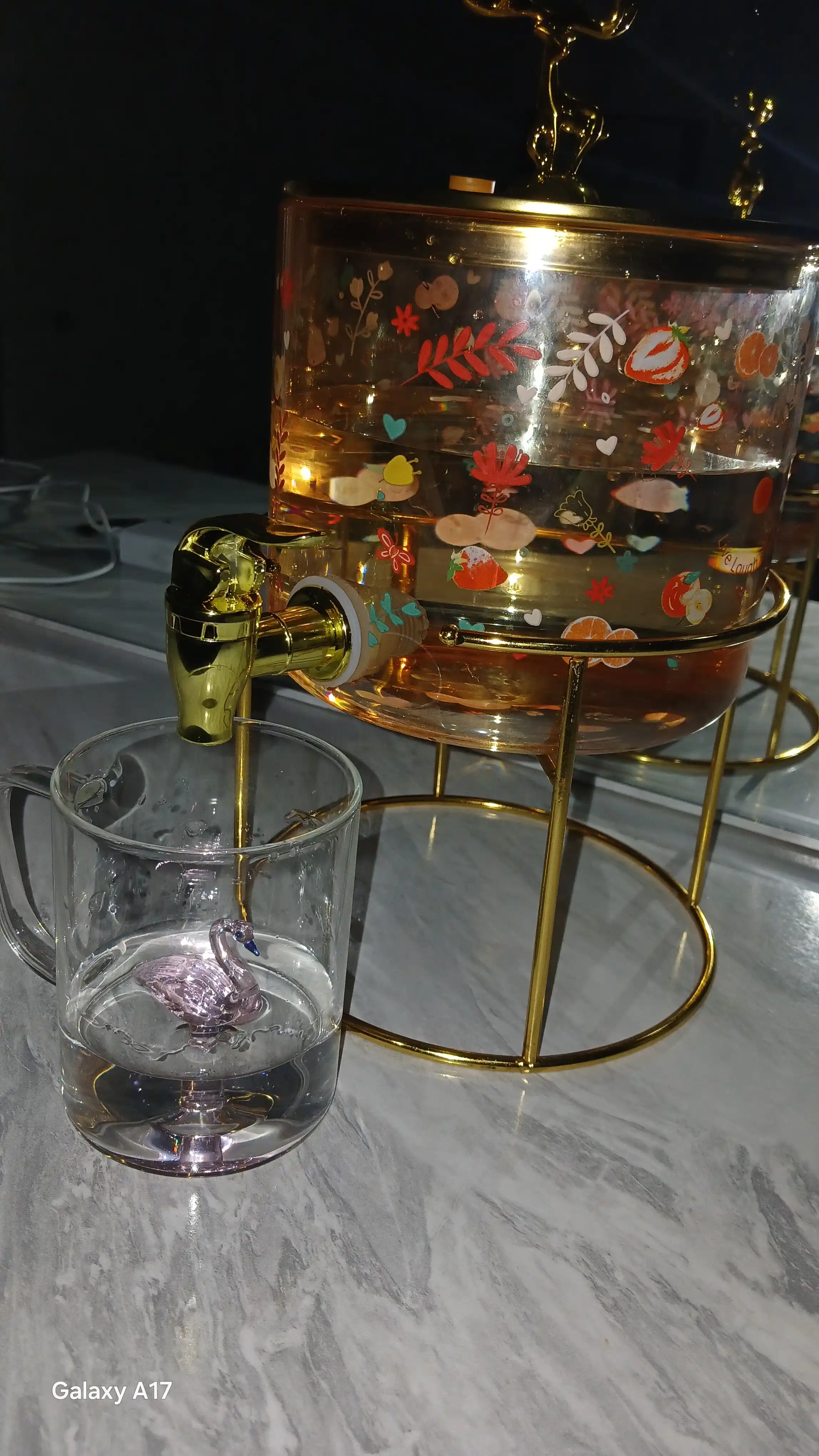 Limonad ichimligi uchun grafinlar va qopqoqli shisha idishlar