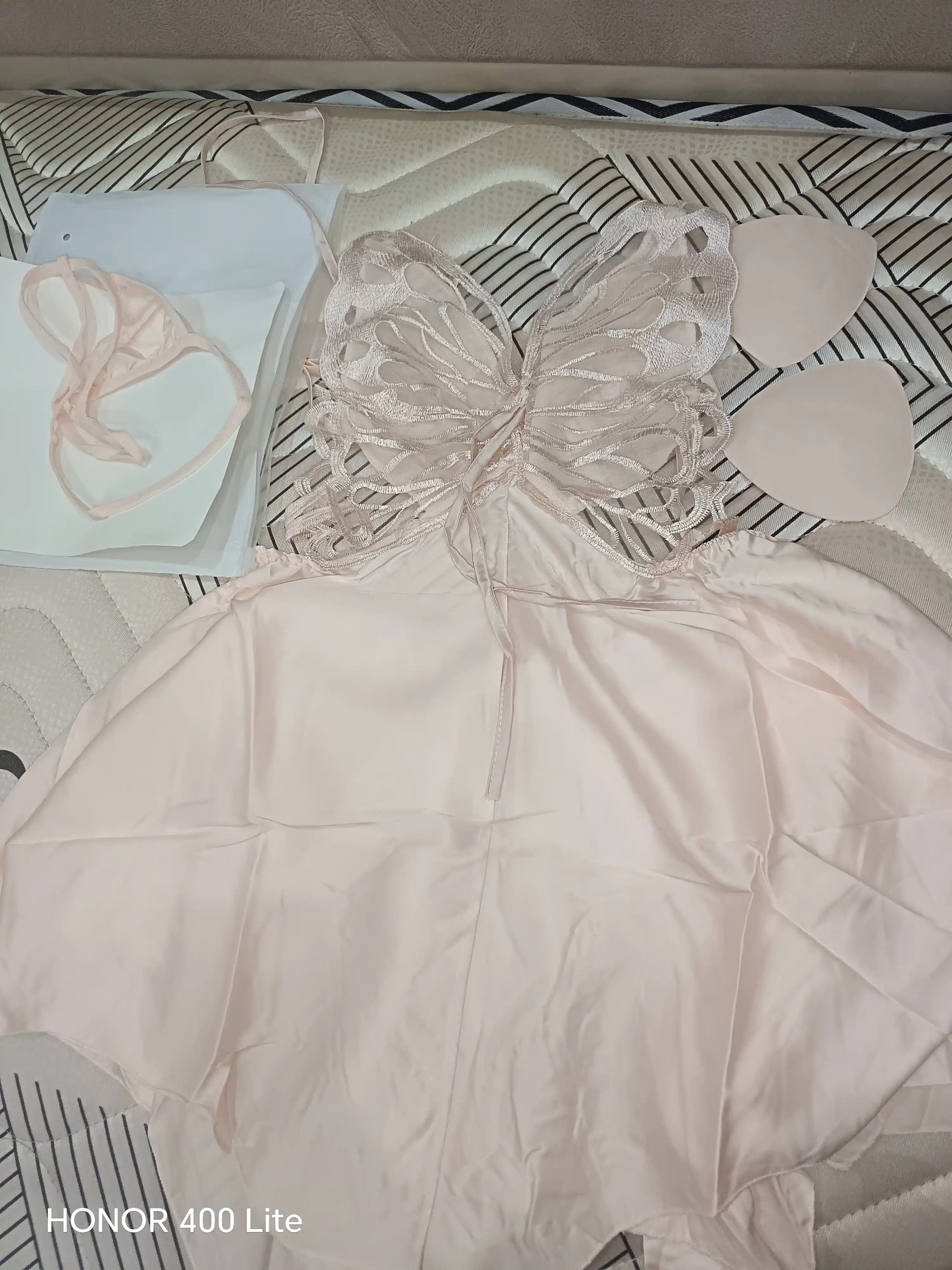 Ayollar uchun to‘rli tungi ko‘ylak, penyuar va uy kiyimi, uyqu uchun pijama