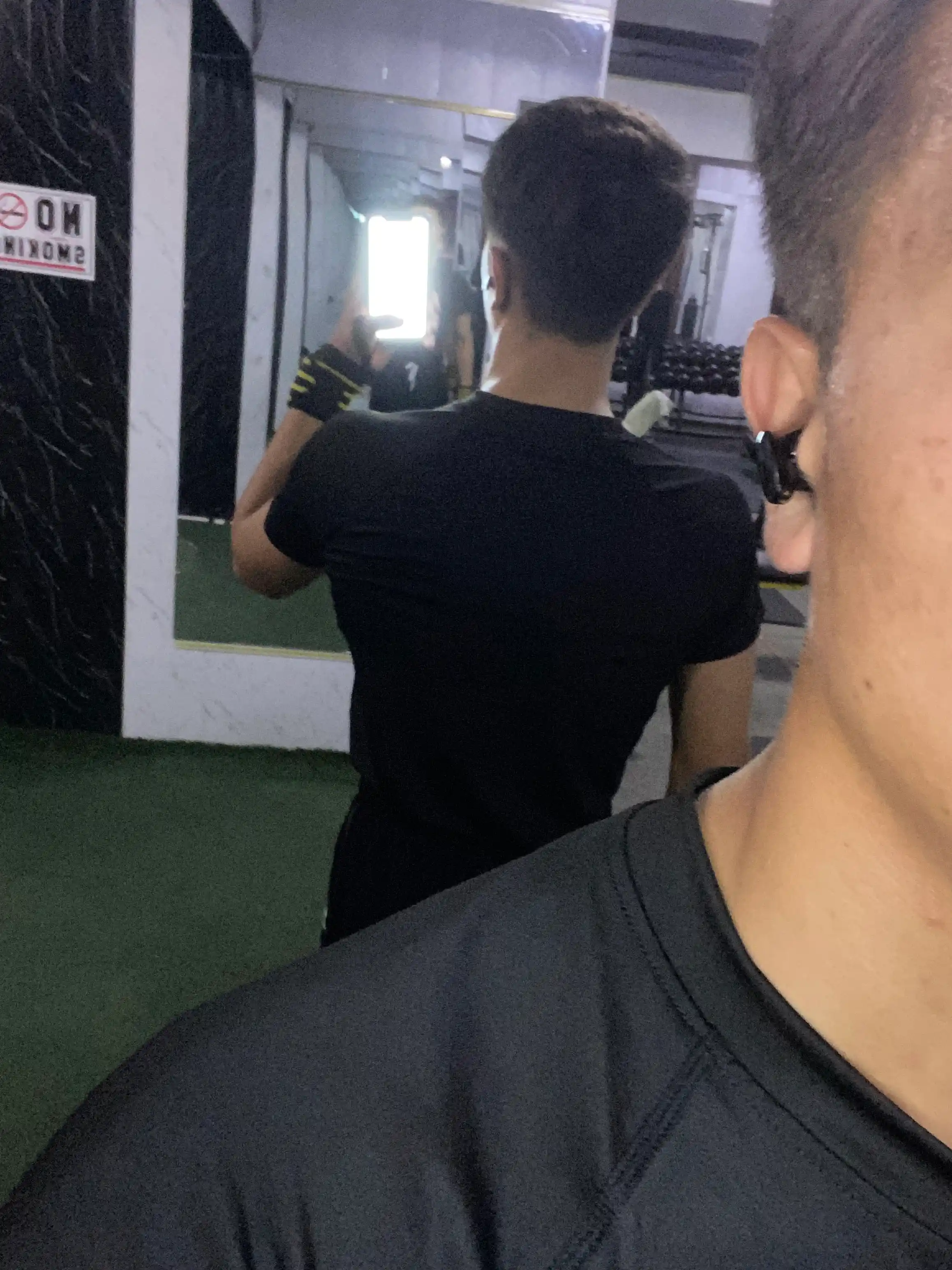 Erkaklar uchun kompression sport futbolkasi zal va fitnes uchun rashgard