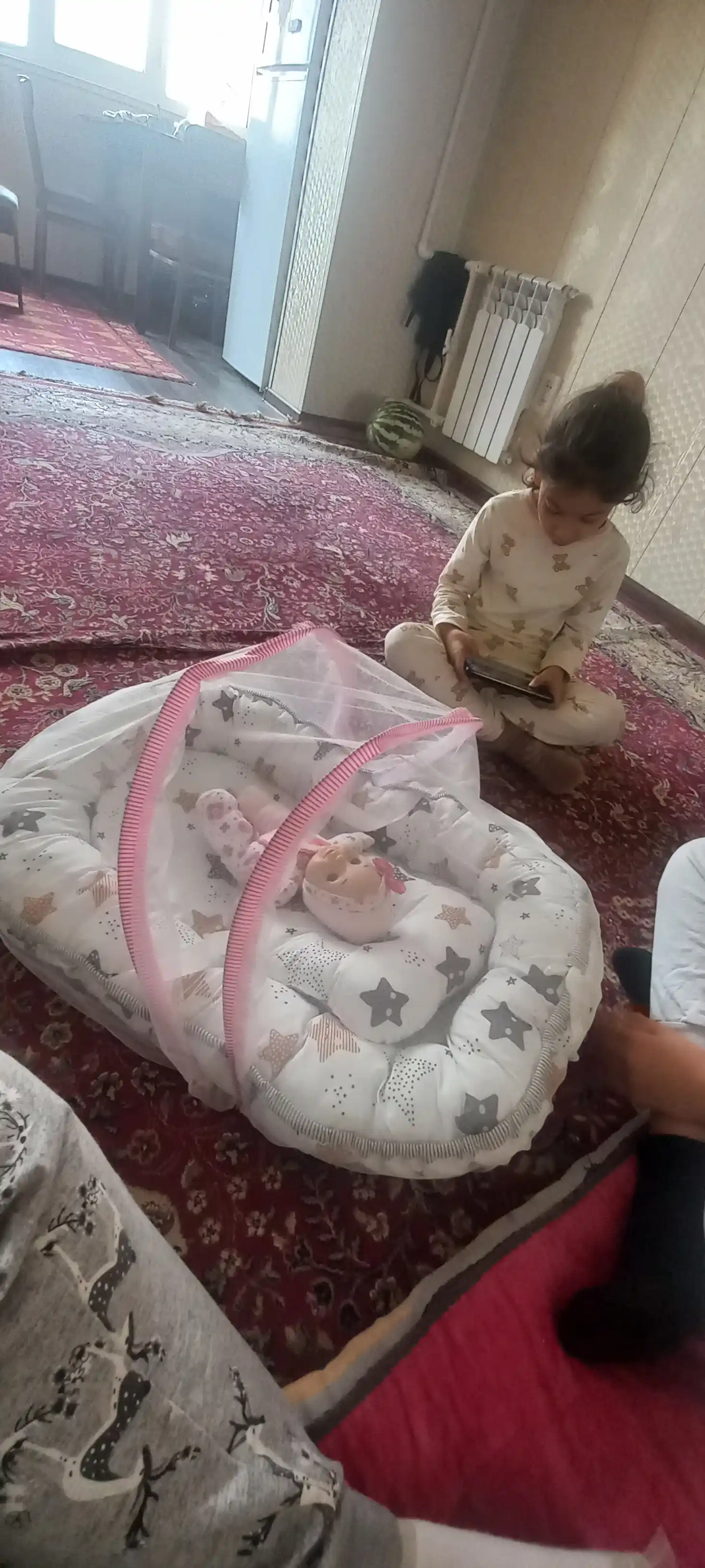 Yangi tug'ilgan chaqaloqlar uchun uxlash uchun gnezdo, matras