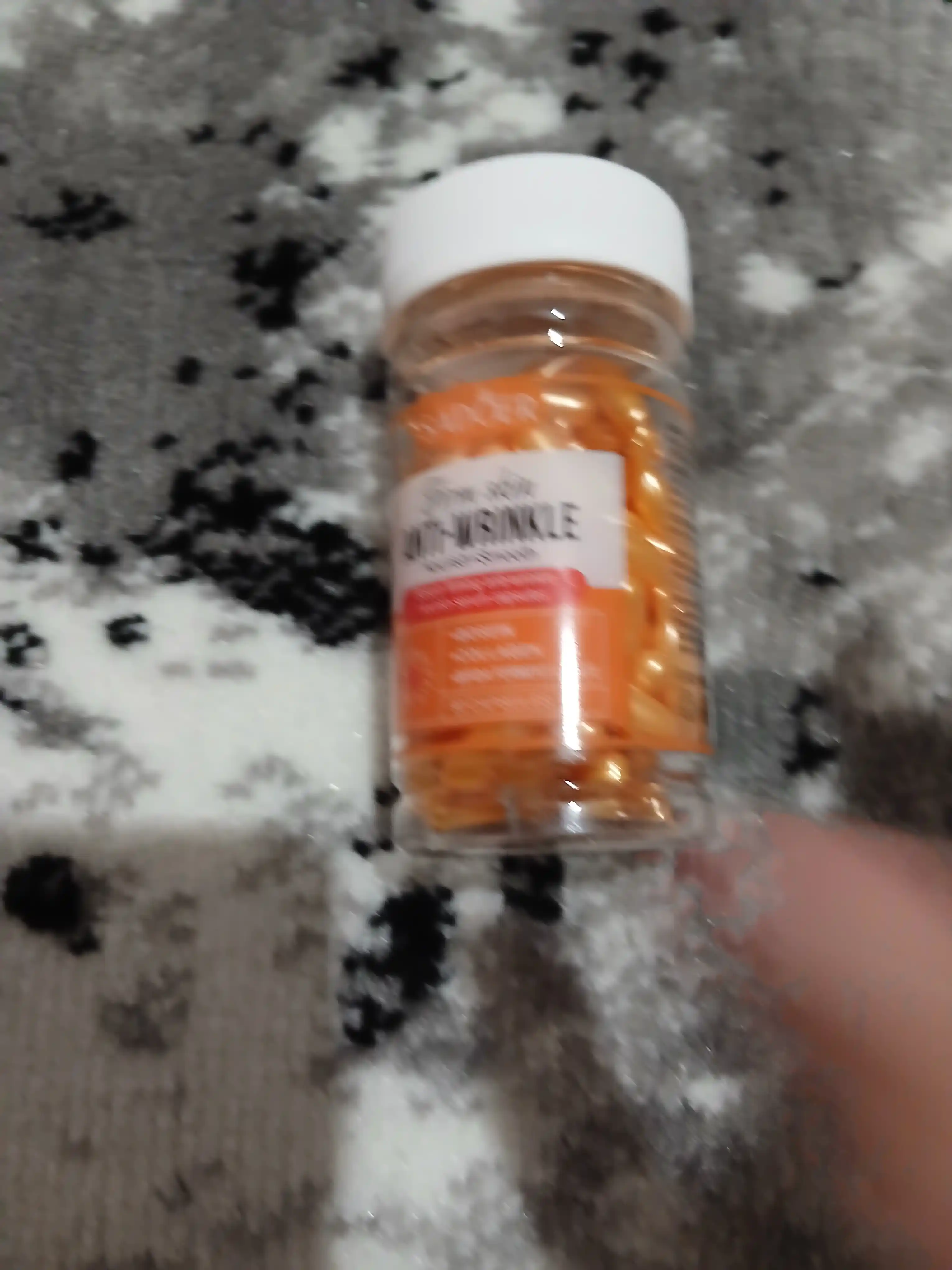 Kollagen + vitaminlar + tabiiy ekstraktlar: ajin va dog‘larni ketkazadi, terini yoritadi