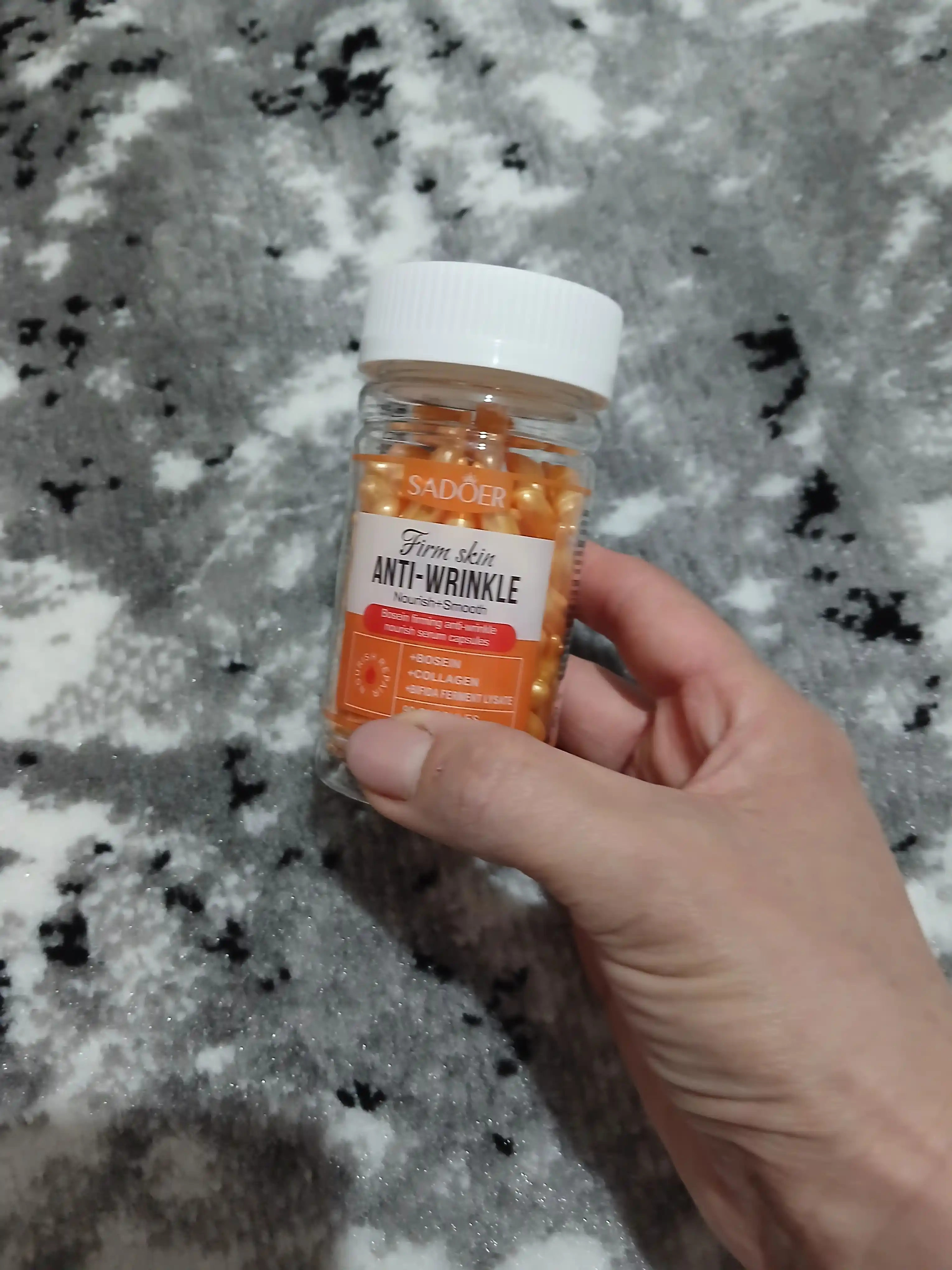 Kollagen + vitaminlar + tabiiy ekstraktlar: ajin va dog‘larni ketkazadi, terini yoritadi