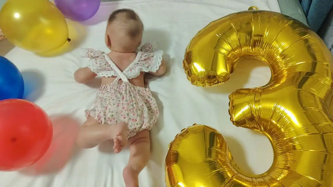 Oltin rangli follga raqamli sharlar