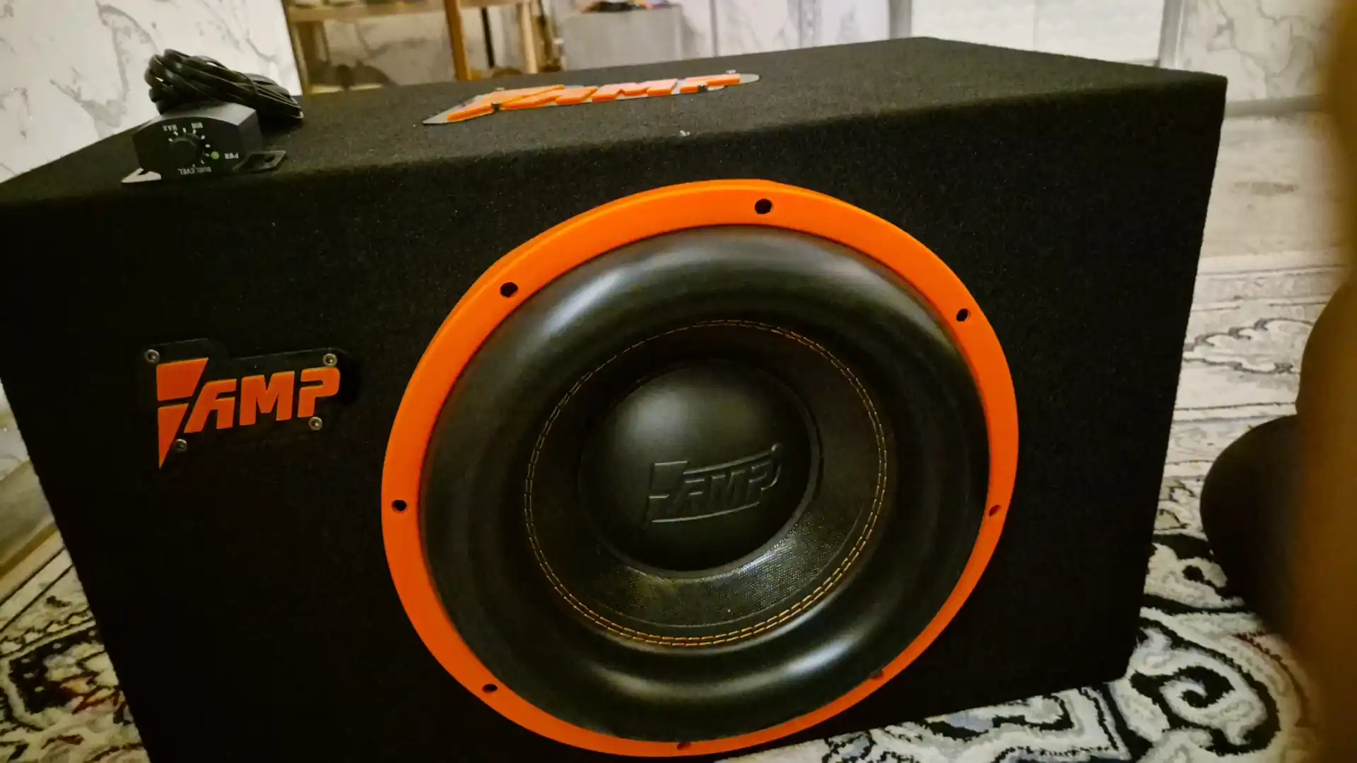 Avtomobil uchun faol sabvufer AMP 12" (30 sm) o'rnatilgan kuchaytirgich bilan, 650 Vt