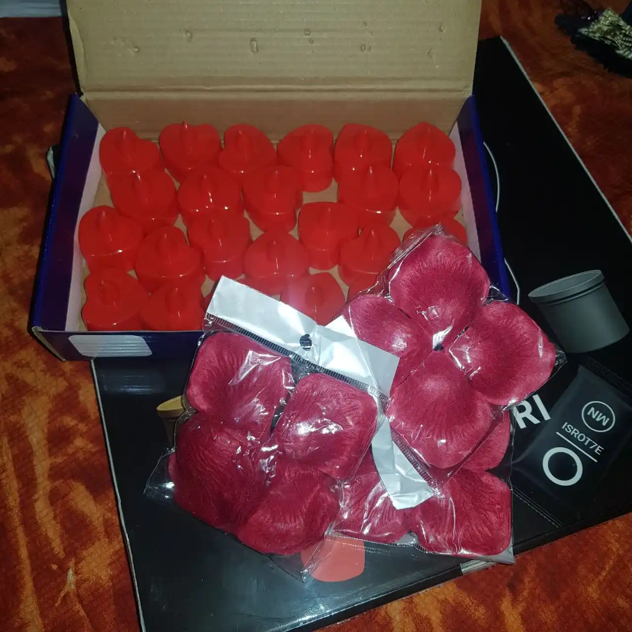 Romantik yurak shamlar olovsiz. Atirgul barglari bilan