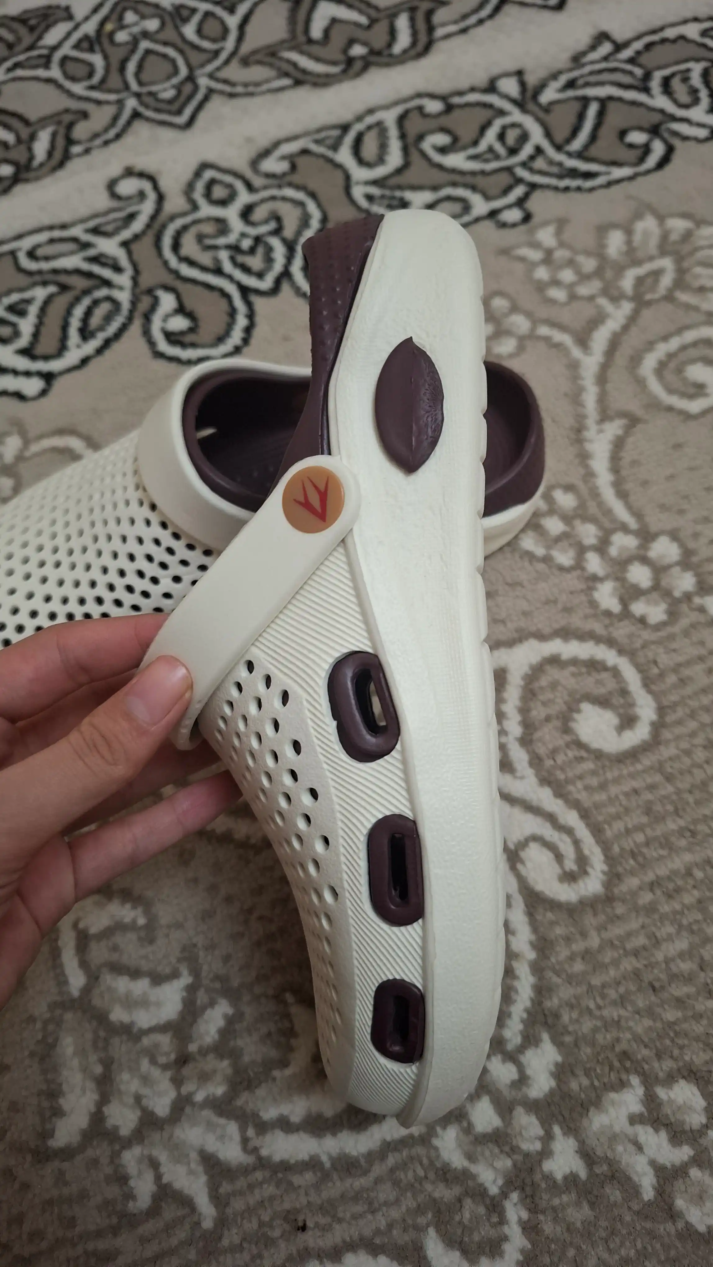 Ayollar uchun yengil EVA klog shippaklari Crocs uslubida