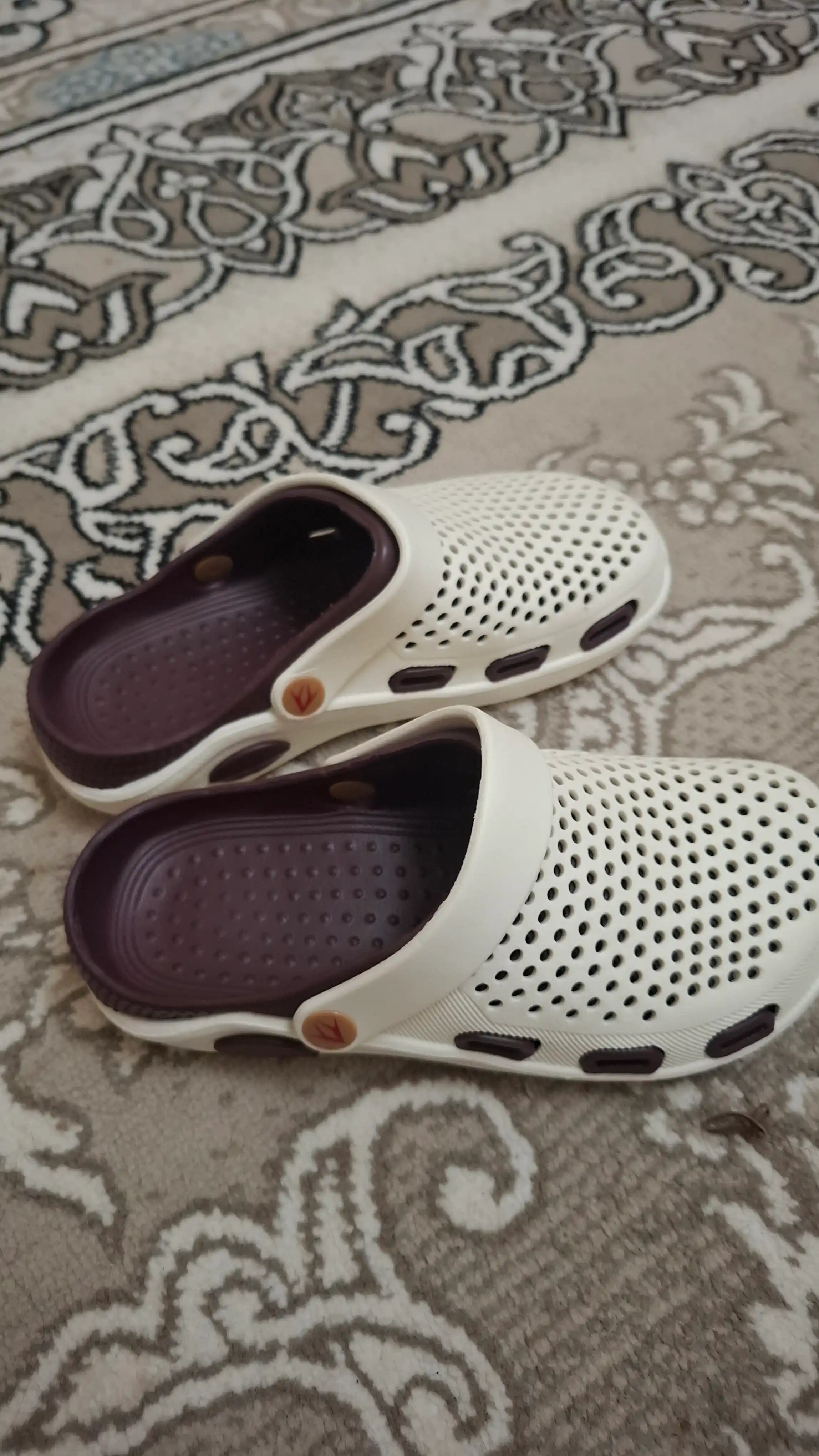 Ayollar uchun yengil EVA klog shippaklari Crocs uslubida
