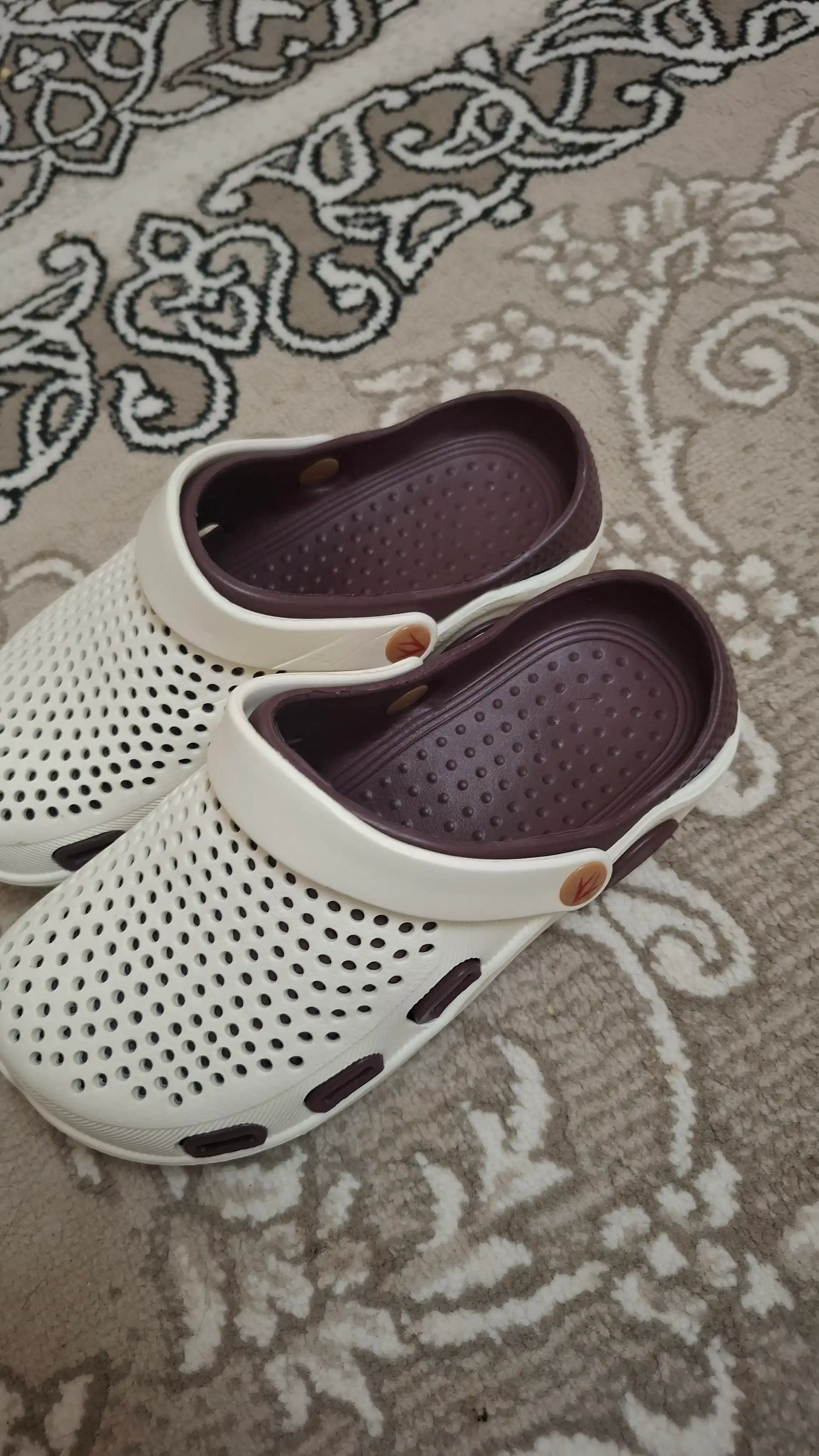 Ayollar uchun yengil EVA klog shippaklari Crocs uslubida