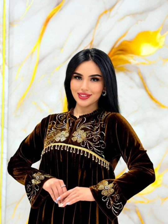 Ayollar uchun bordo baxmal tunika va keng shimli naqshli bayramona kostyum