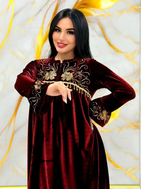 Ayollar uchun bordo baxmal tunika va keng shimli naqshli bayramona kostyum