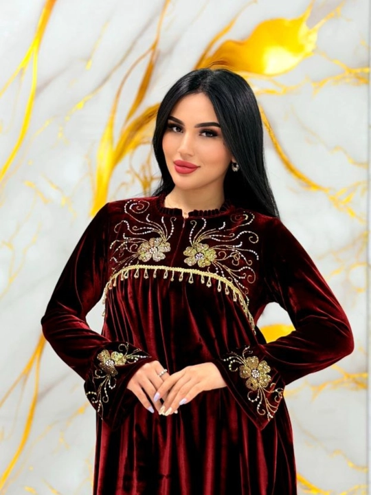 Ayollar uchun bordo baxmal tunika va keng shimli naqshli bayramona kostyum