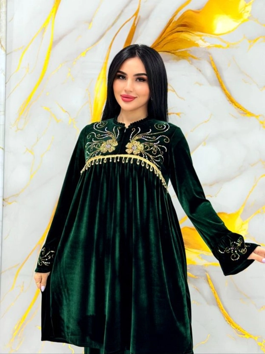 Ayollar uchun bordo baxmal tunika va keng shimli naqshli bayramona kostyum