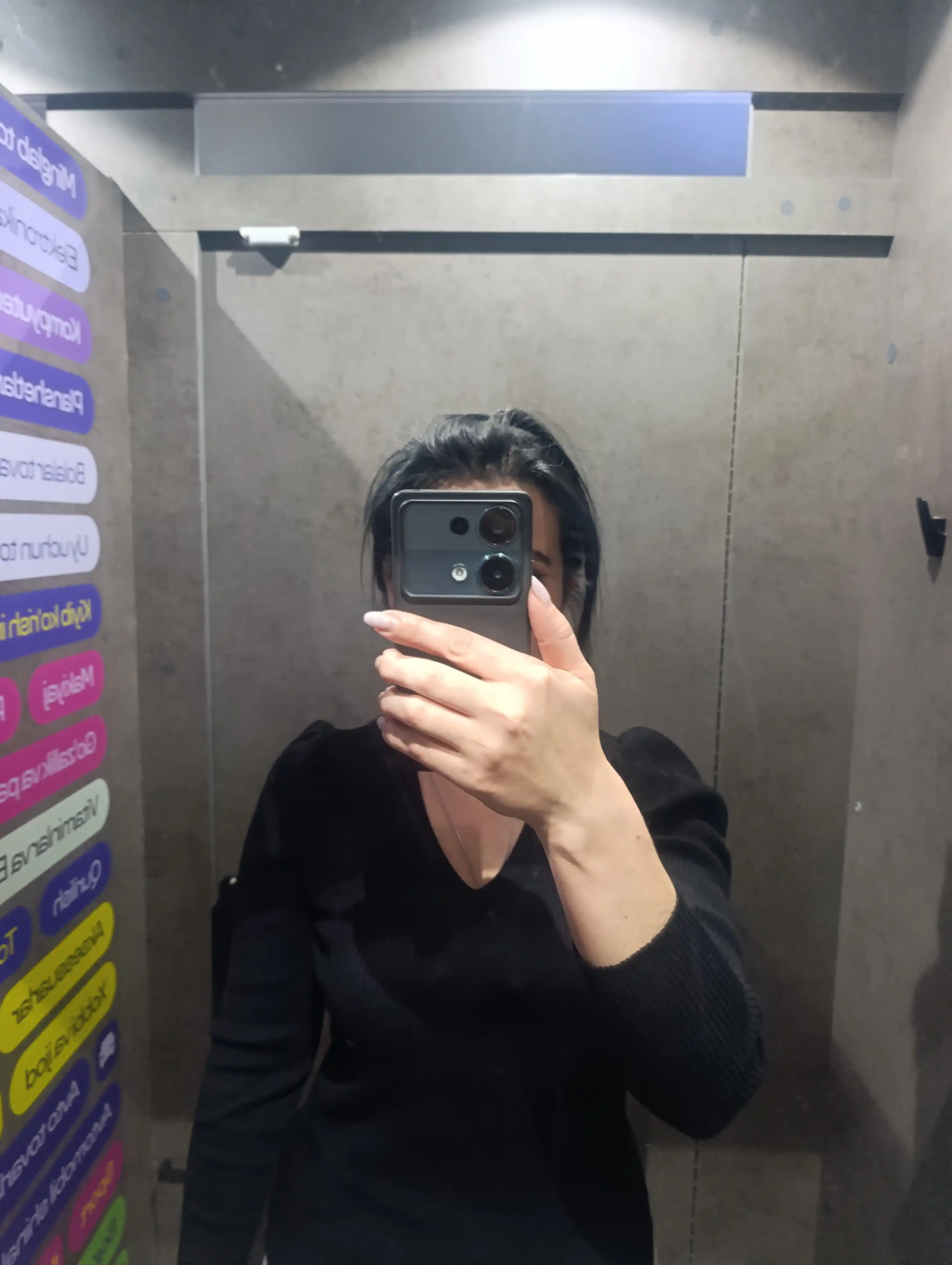 Ayollar sviteri, standart o‘lchamda, yumshoq yupqa matodan tikilgan, kuz mavsumiga mos