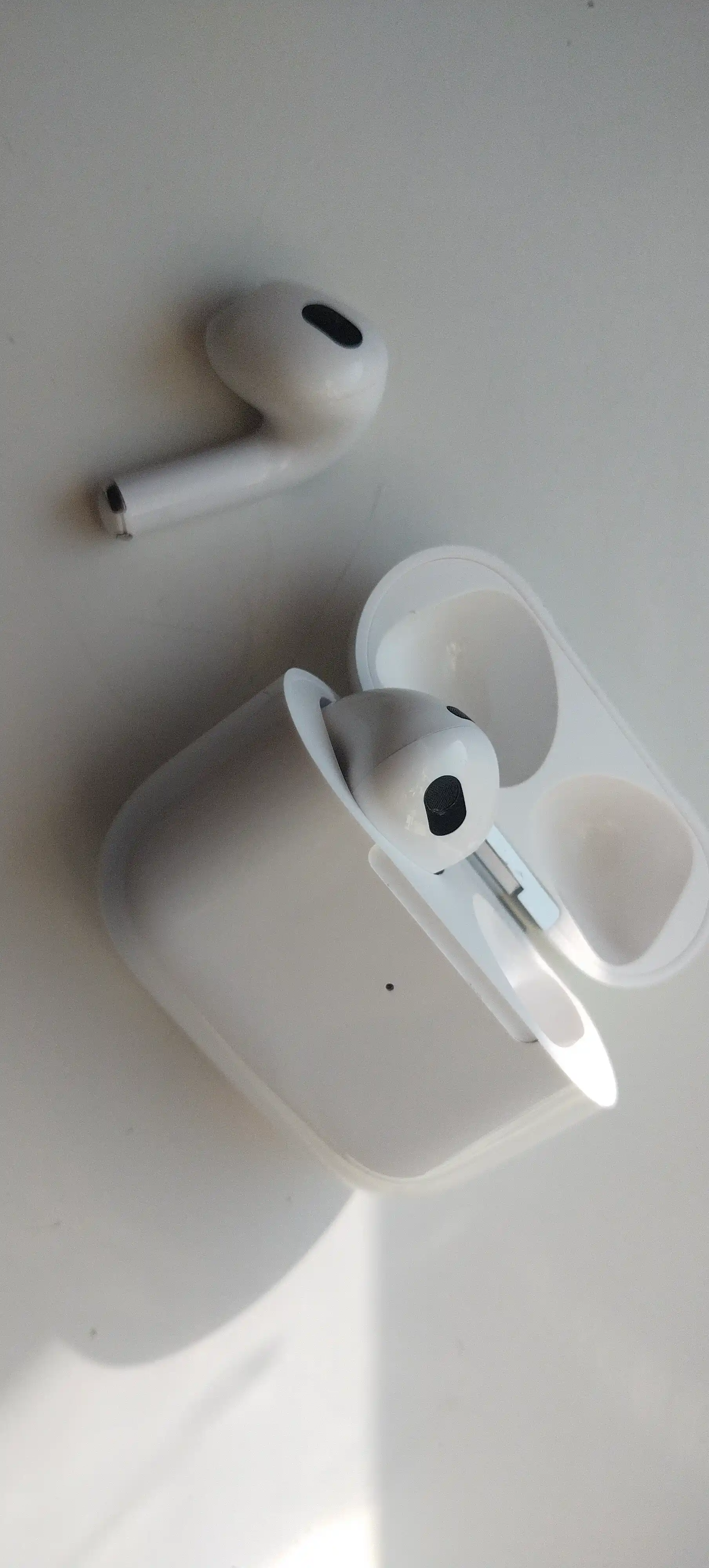 Simsiz quloqchin Pods 3, iPhone va Android uchun naushnik
