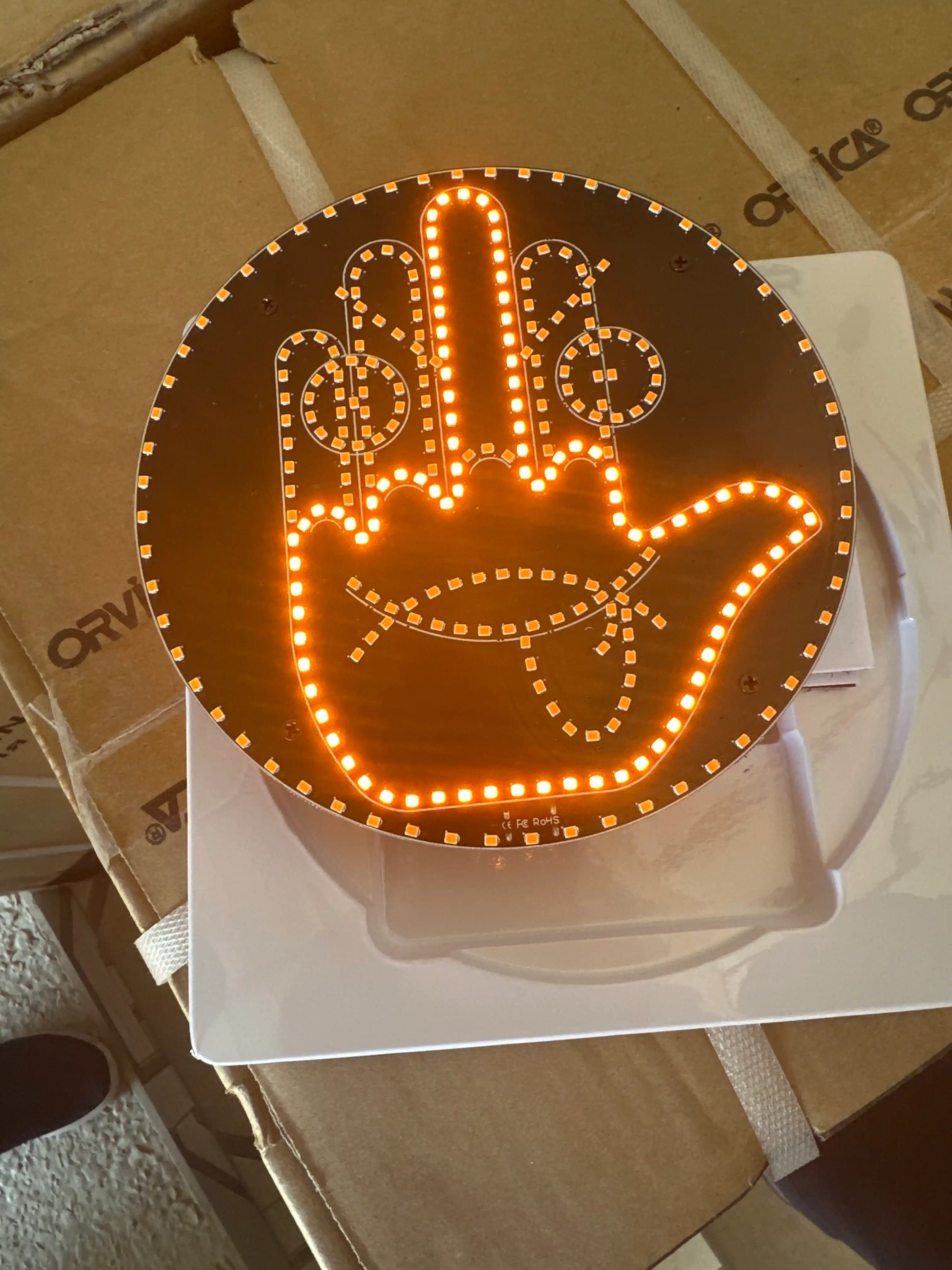 Avtomobil orqa oynasiga yopishtiriladigan LED stiker – imo-ishoralar va emojilar