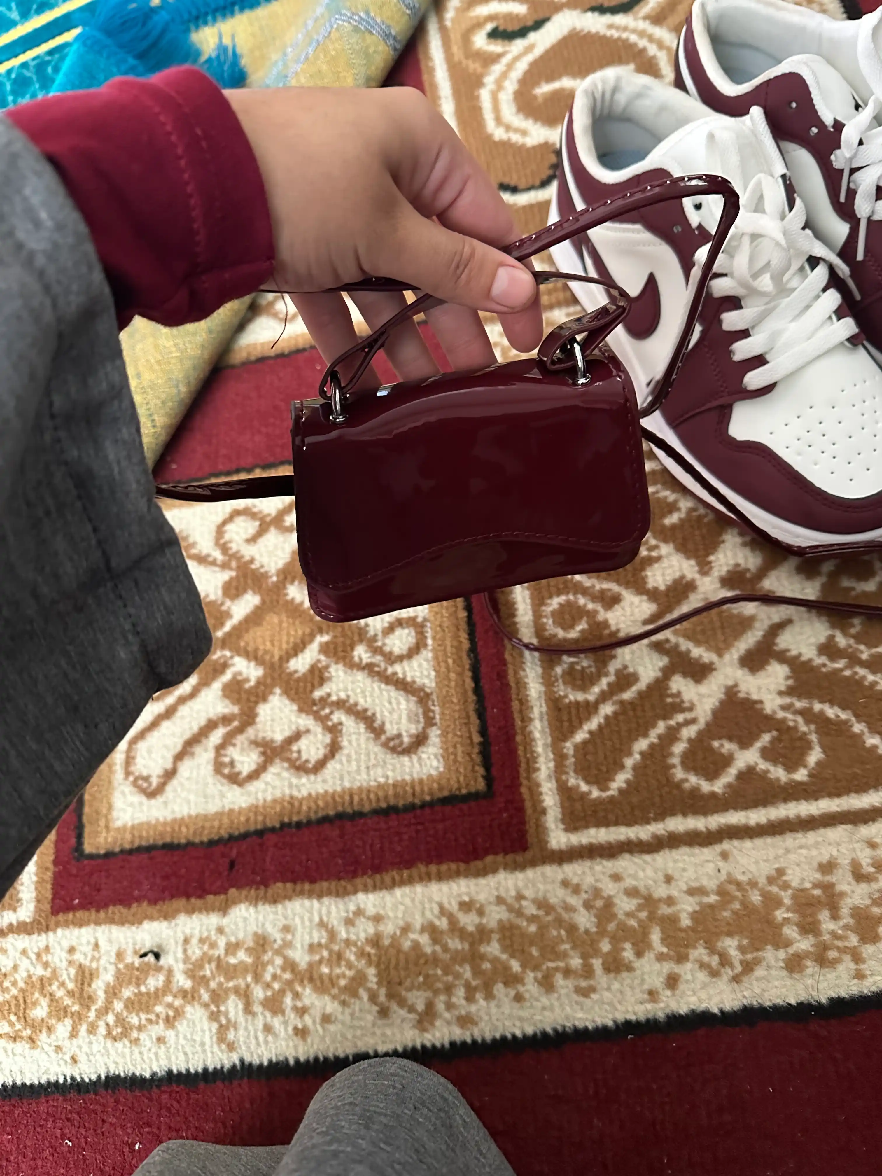 Ayollar uchun mini sumka, yelkaga osiladigan lakli kichik sumka