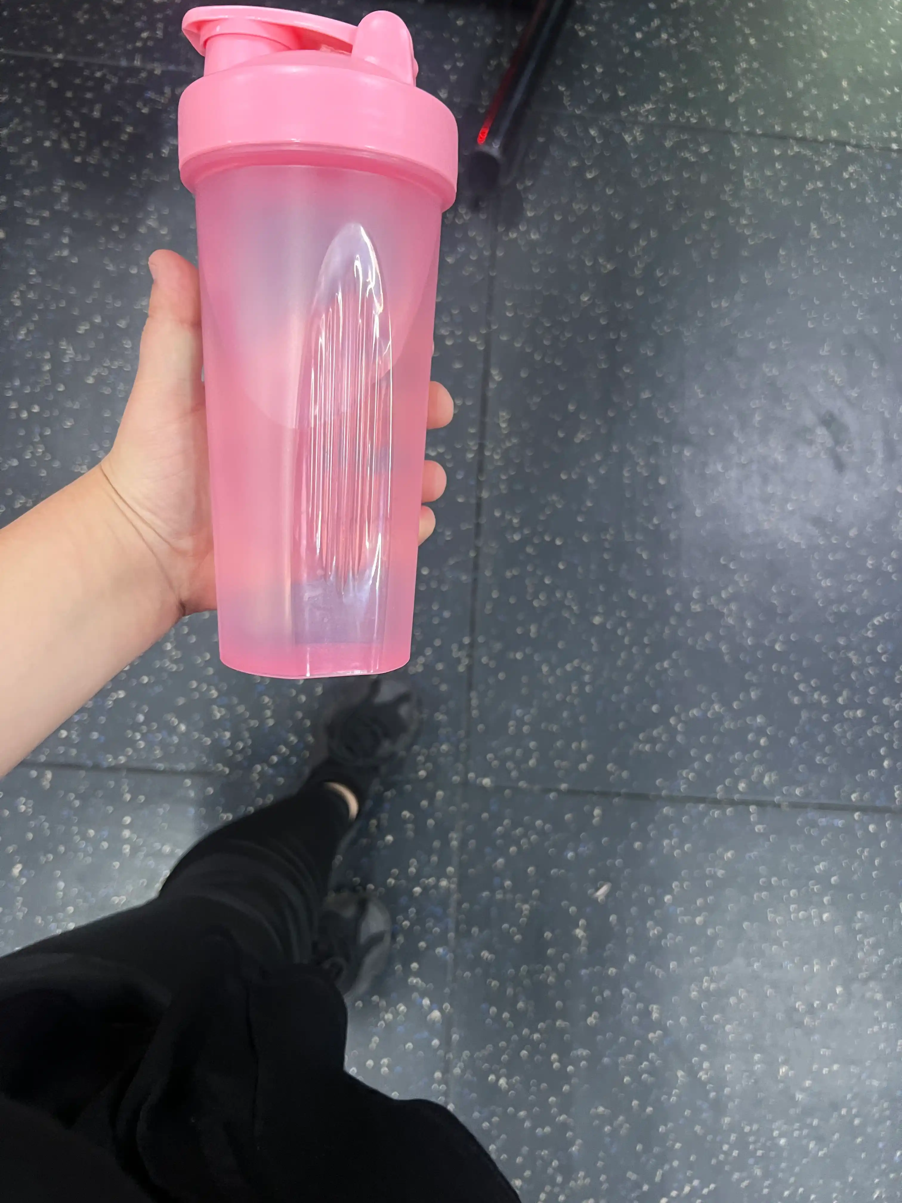 Sport shaker metall mixer bilan, shaffof korpusli, protein va ichimliklar uchun
