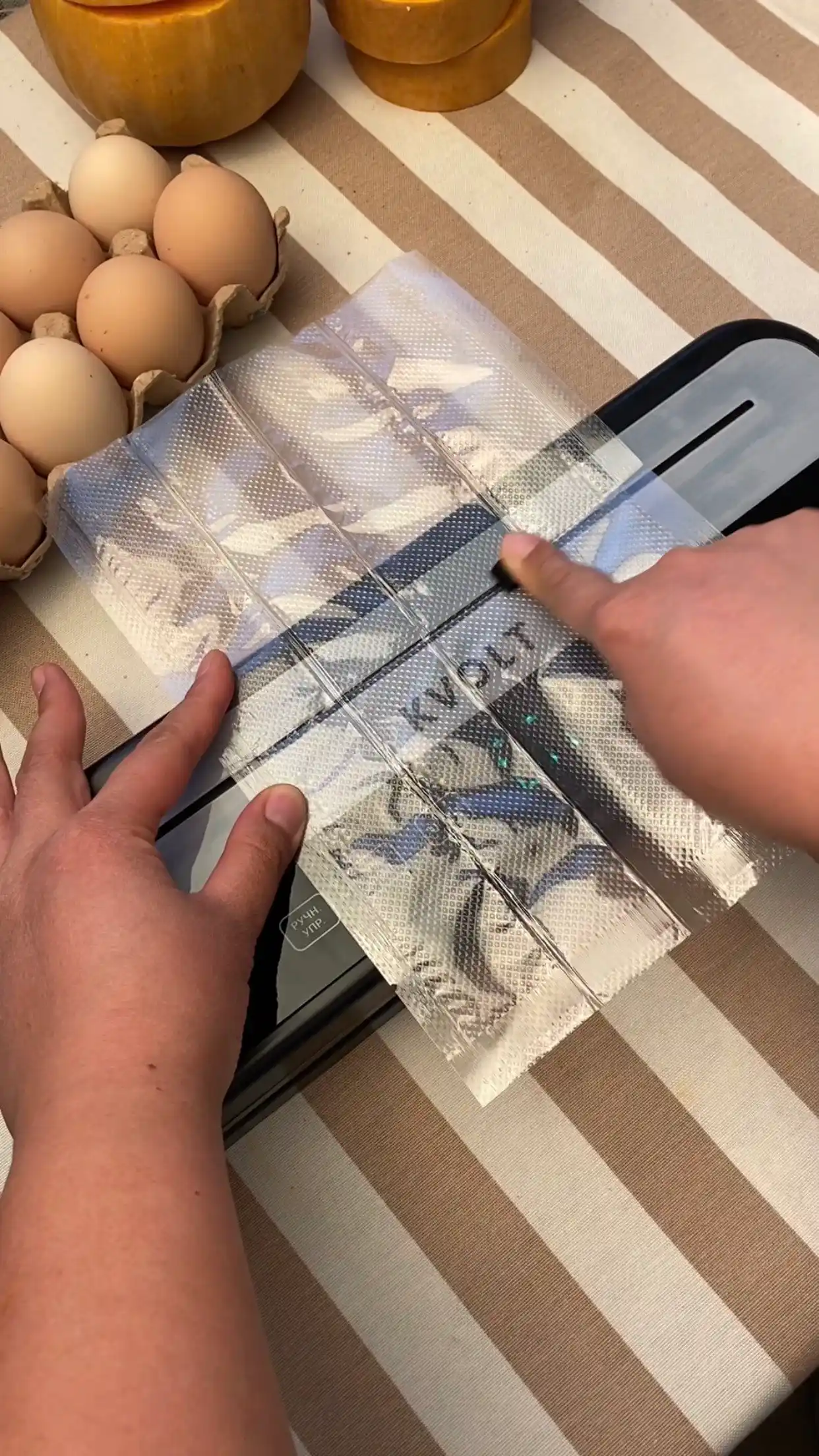 Mahsulotlarni paketlar bilan kesish va kavsharlash uchun vakuumator