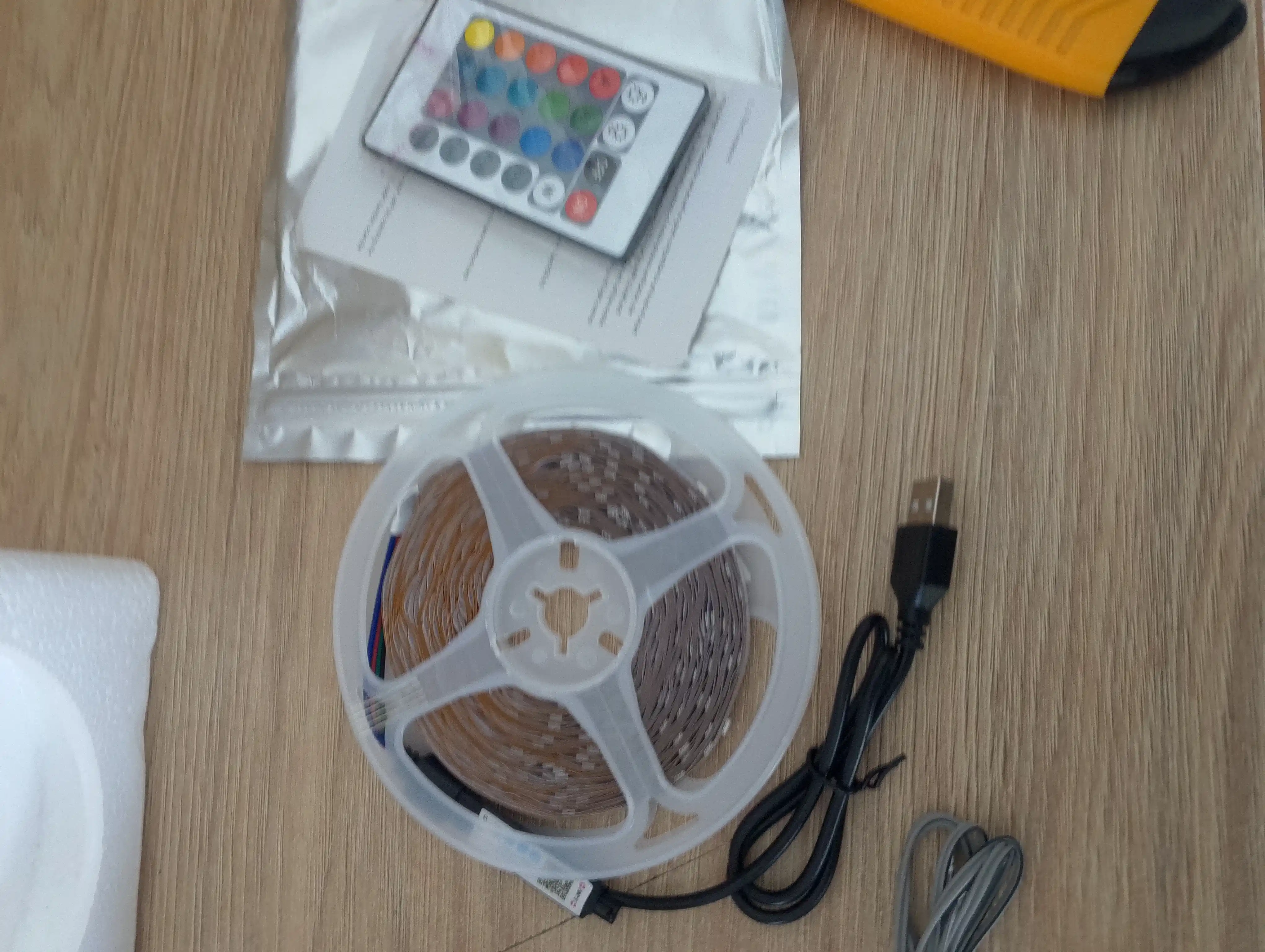 RGB LED yoritgichli lenta ko'p rangli
